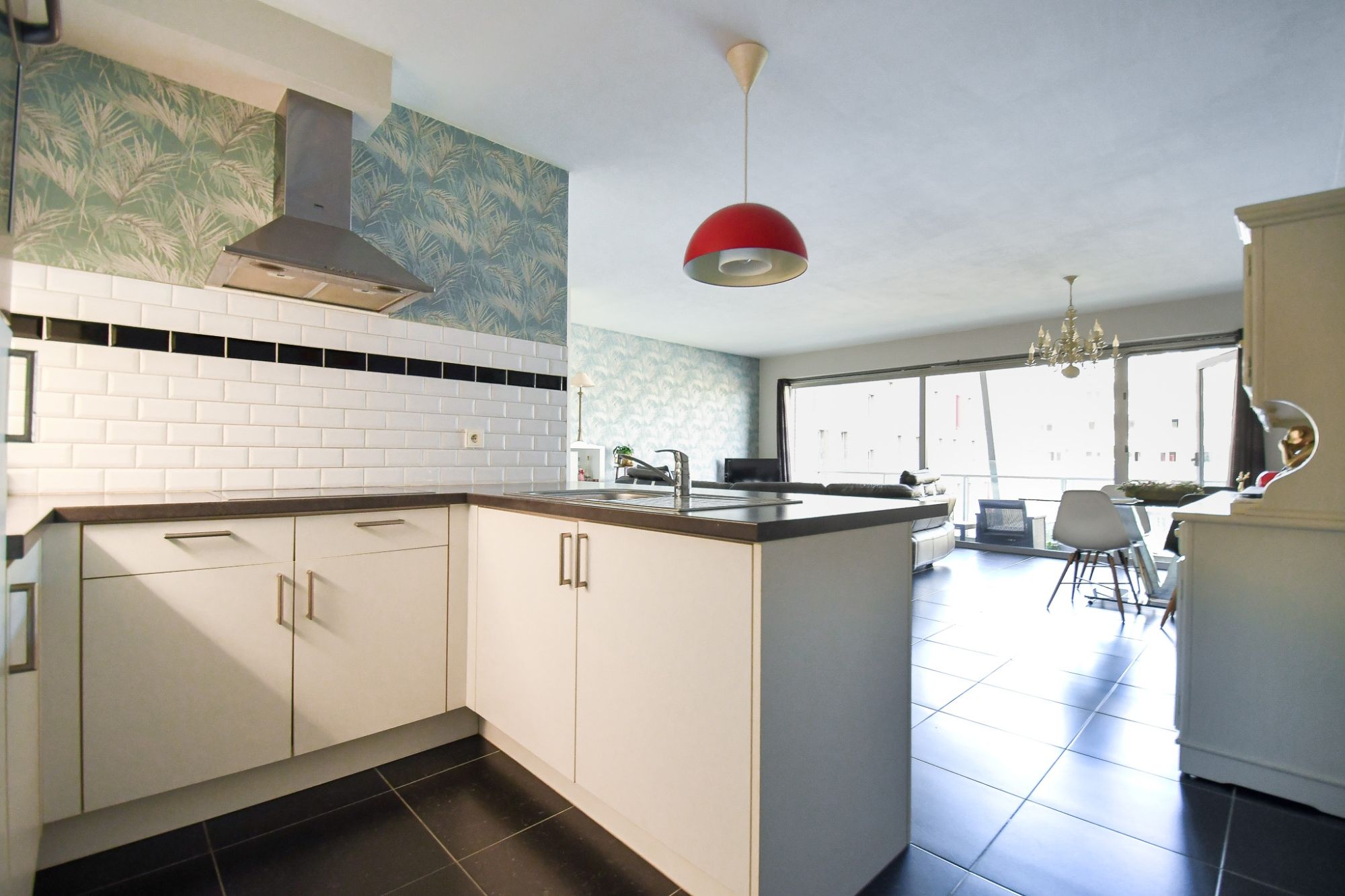 Instapklaar appartement met 2 SLPKS naast het station van Brugge foto 6