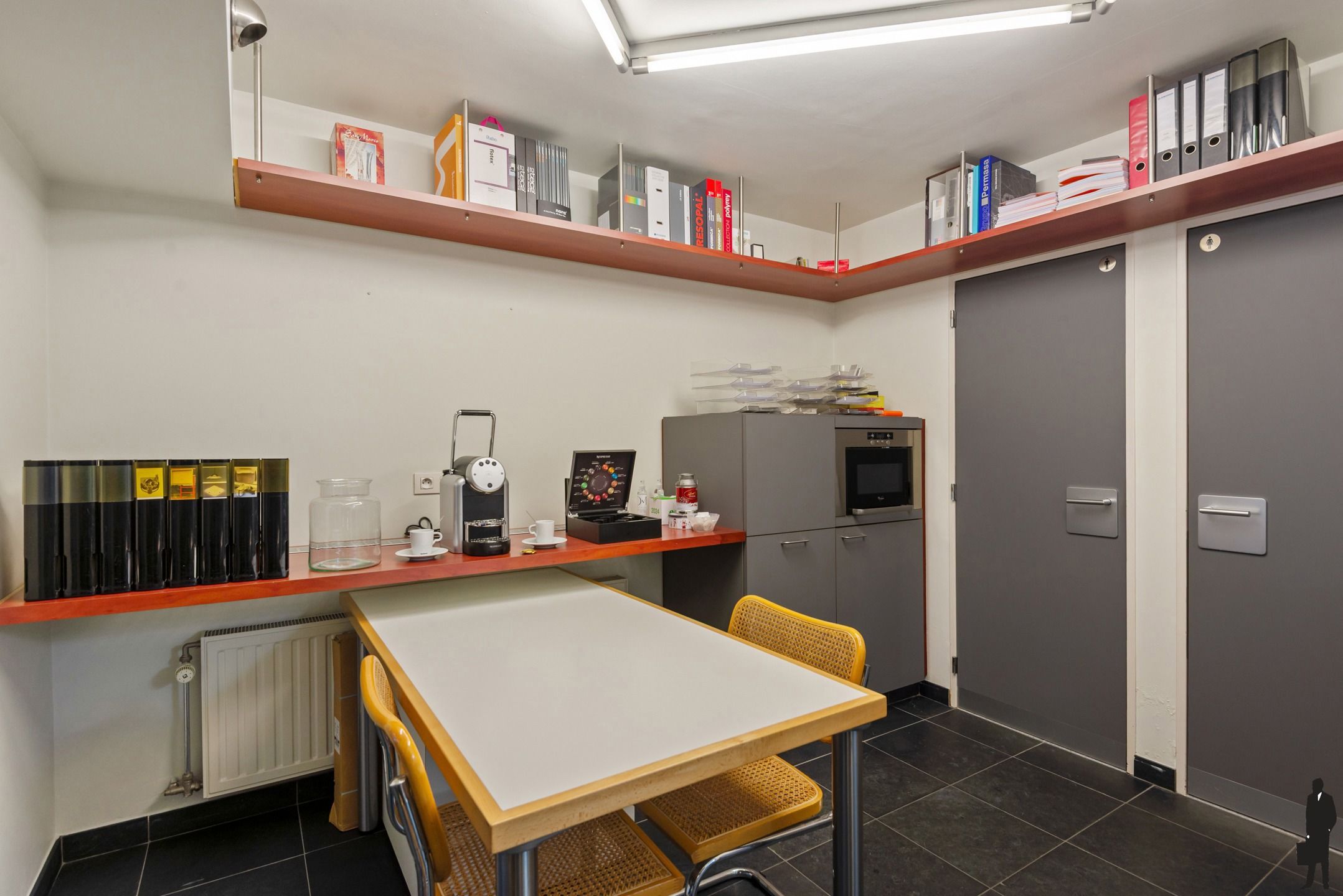 Riante kantoorruimte met privatieve garagebox in het centrum foto 12