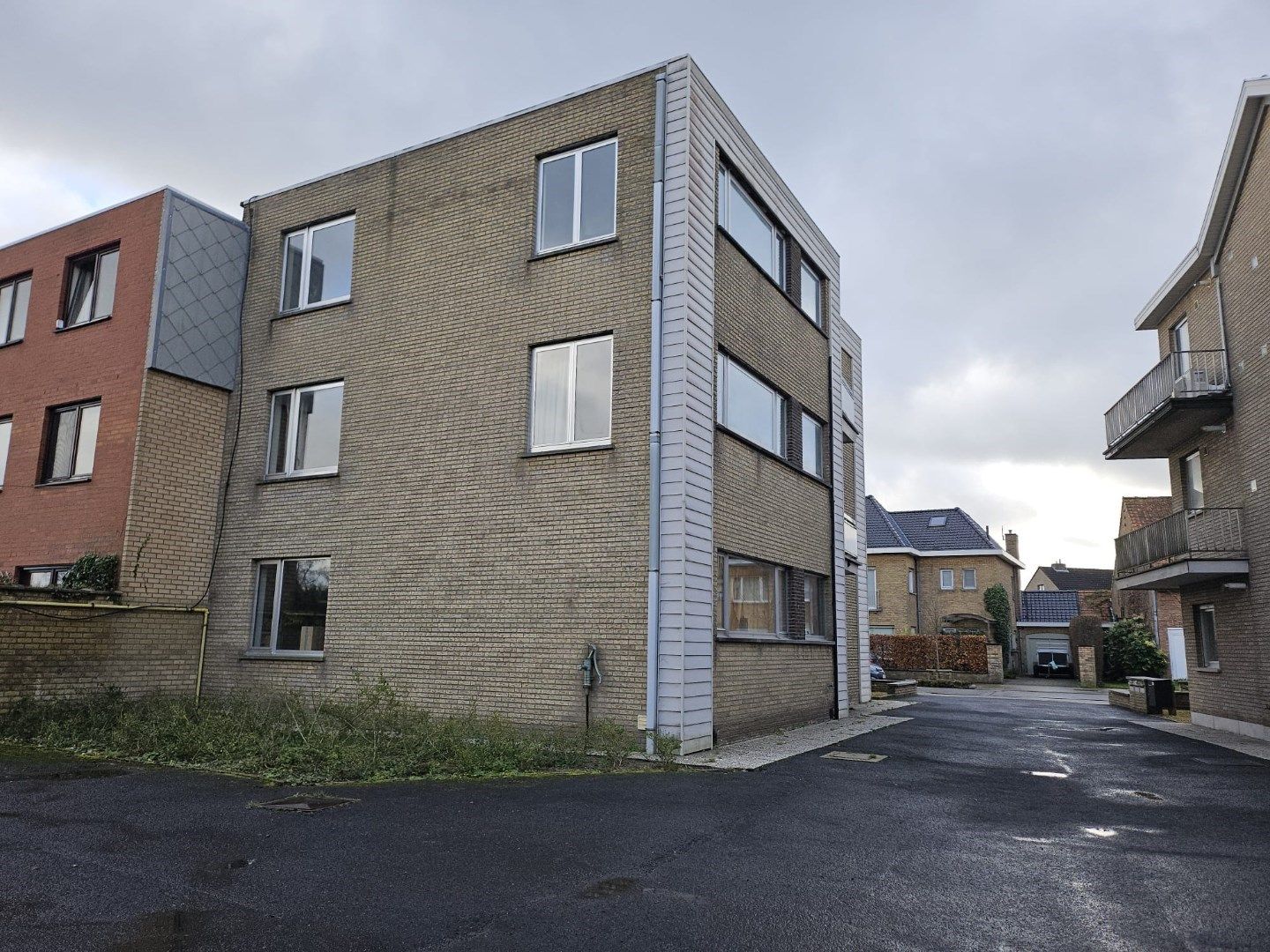 Te vernieuwen hoekappartement met terras in rustige straat in het hartje van Sint-Kruis. foto 7