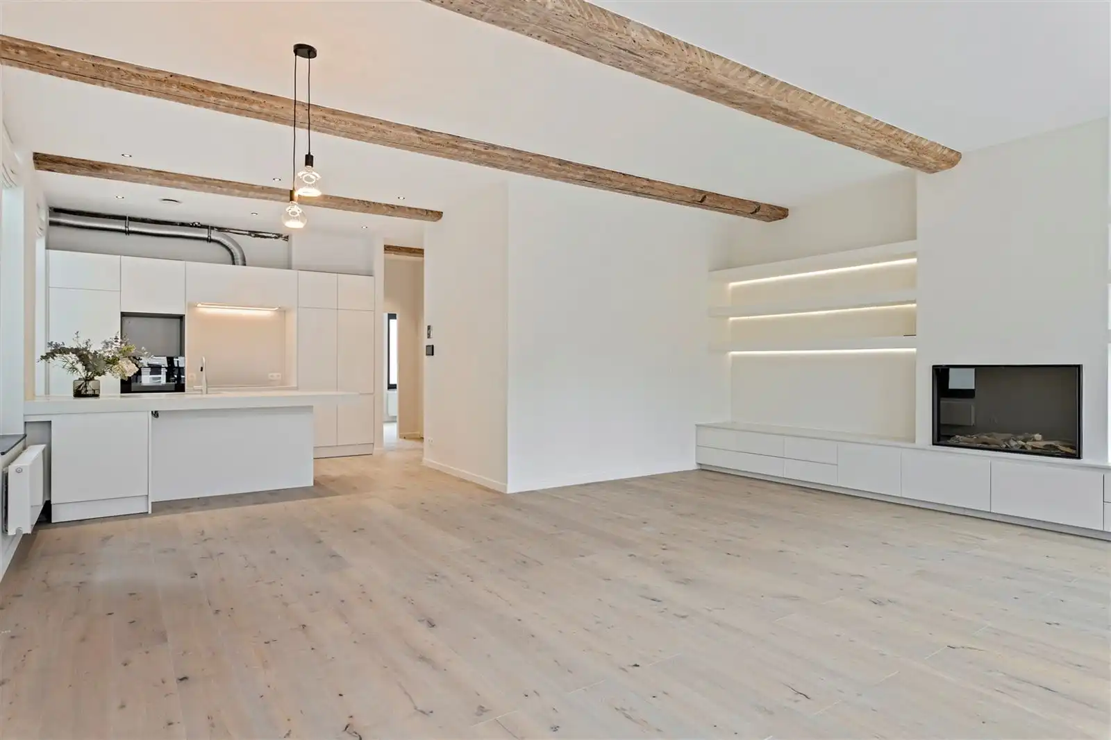 Ruimte, stijl en licht in dit stijlvol gerenoveerd 3 SLPK appartement.  foto {{pictureIndex}}