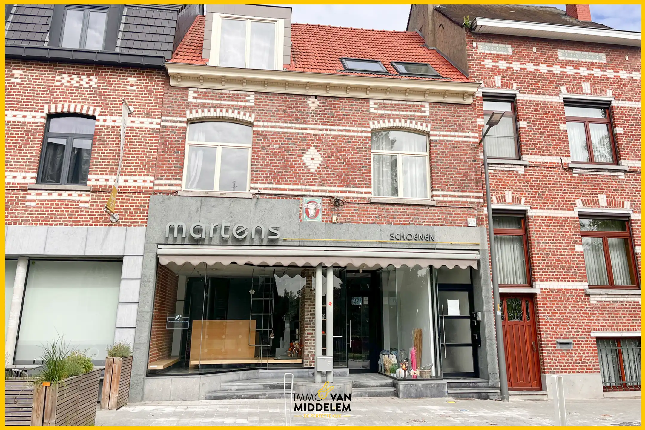 COMMERCIEEL GELIJKVLOERS VAN +/- 175 m² OP TOPLOCATIE foto {{pictureIndex}}