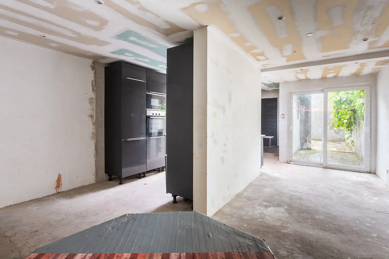Te renoveren woning met 5 slpk, 2 badk en koer in Deurne-Zuid foto 6