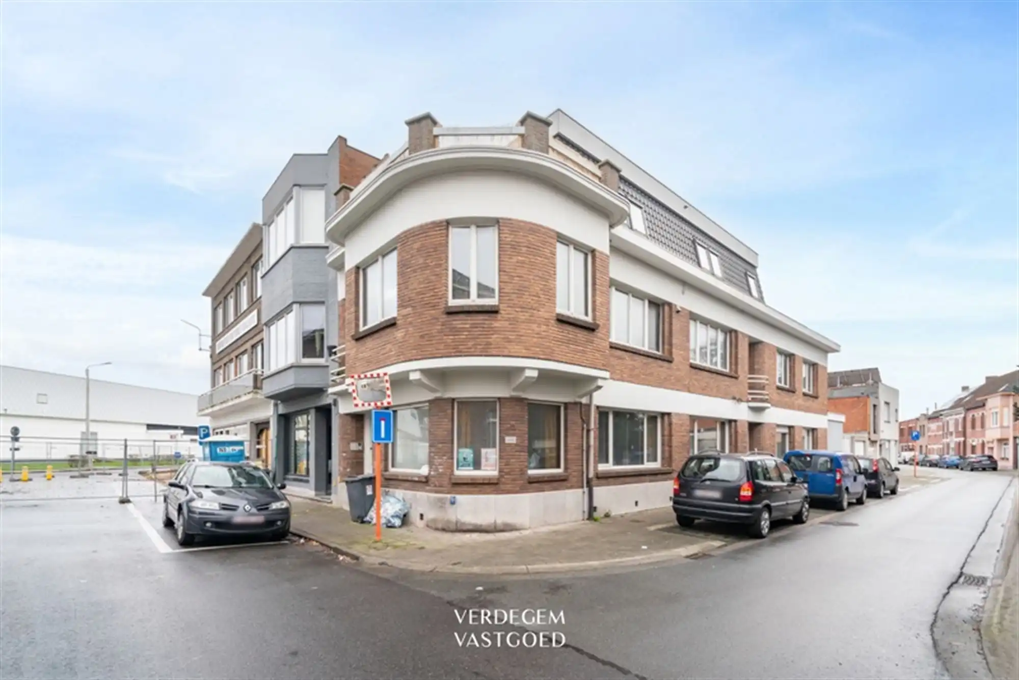 Opbrengsteigendom met 3 appartementen en garage foto {{pictureIndex}}
