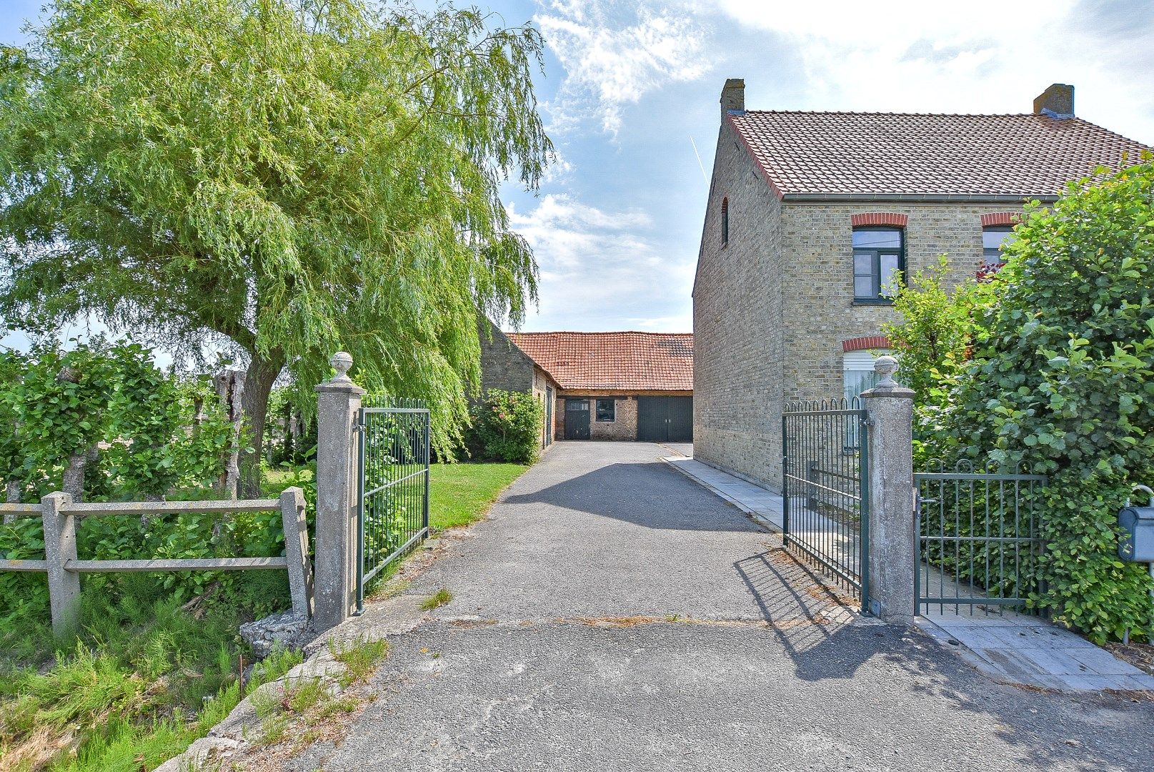 Centraal gelegen hoeve op 11.012m² te Diksmuide! foto 4