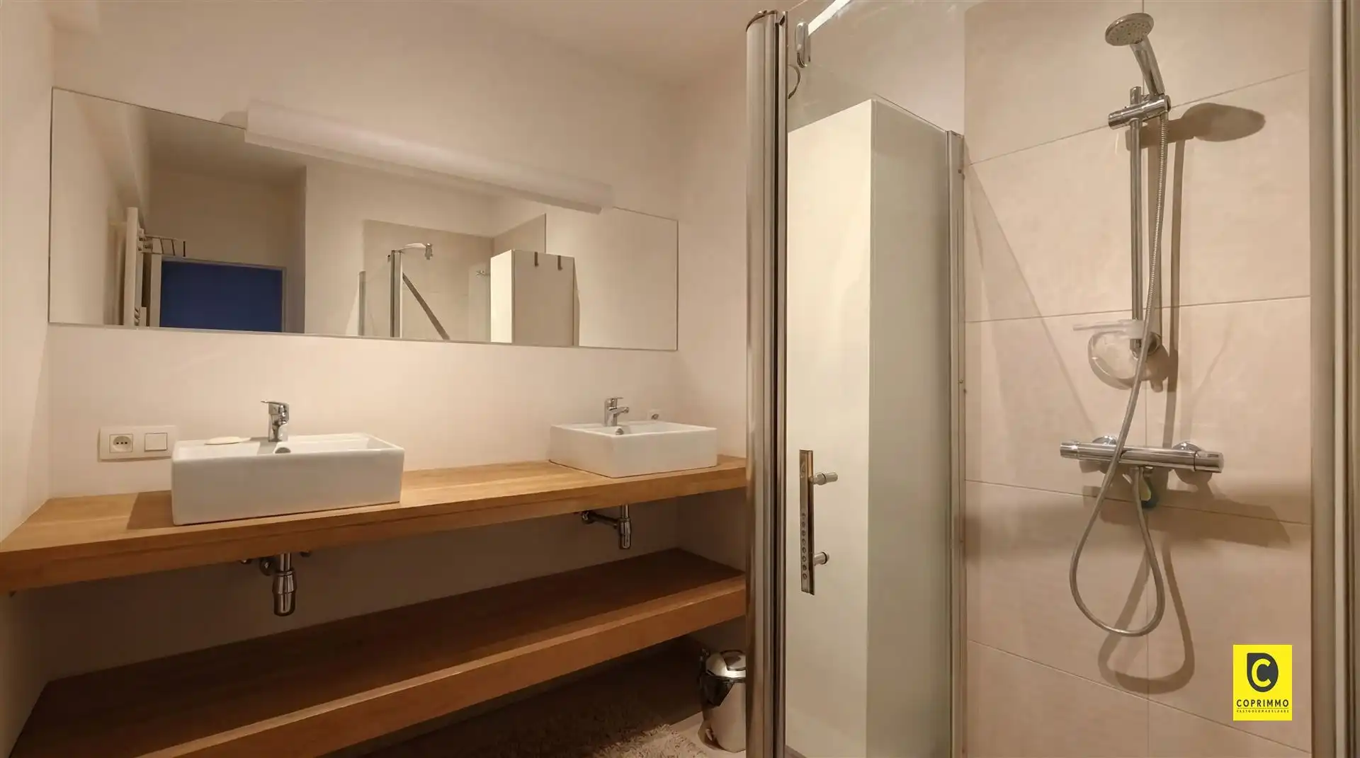 Modern 2 slaapkamer app + garage foto 6