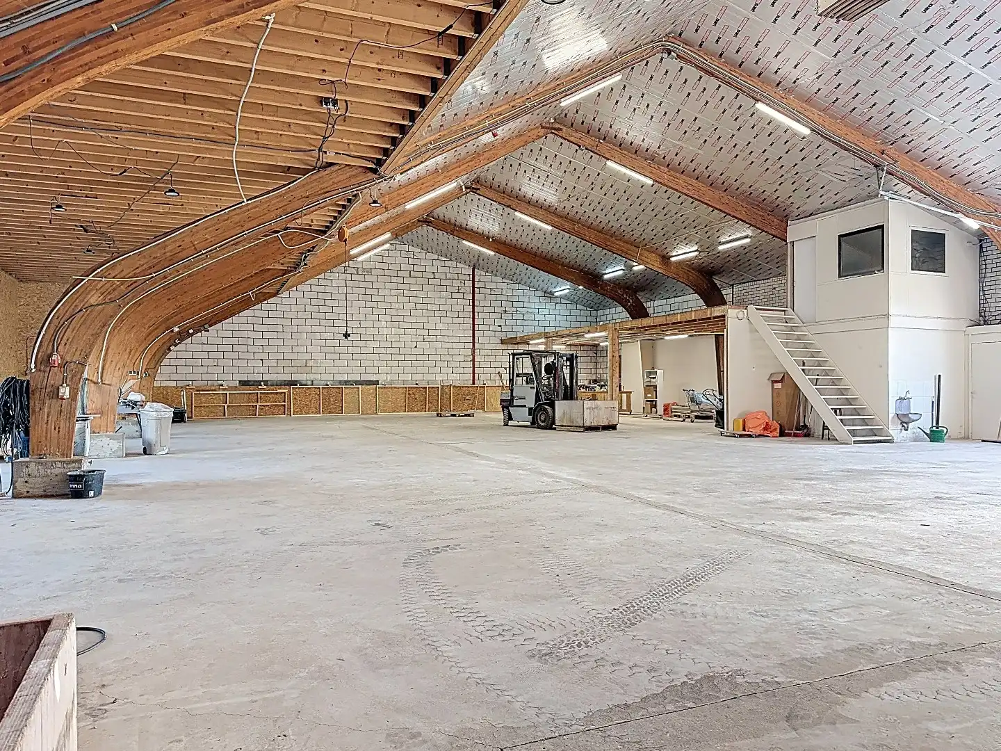 "Ruime hangar in Retranchement biedt talloze mogelijkheden voor industrieel gebruik" foto 13