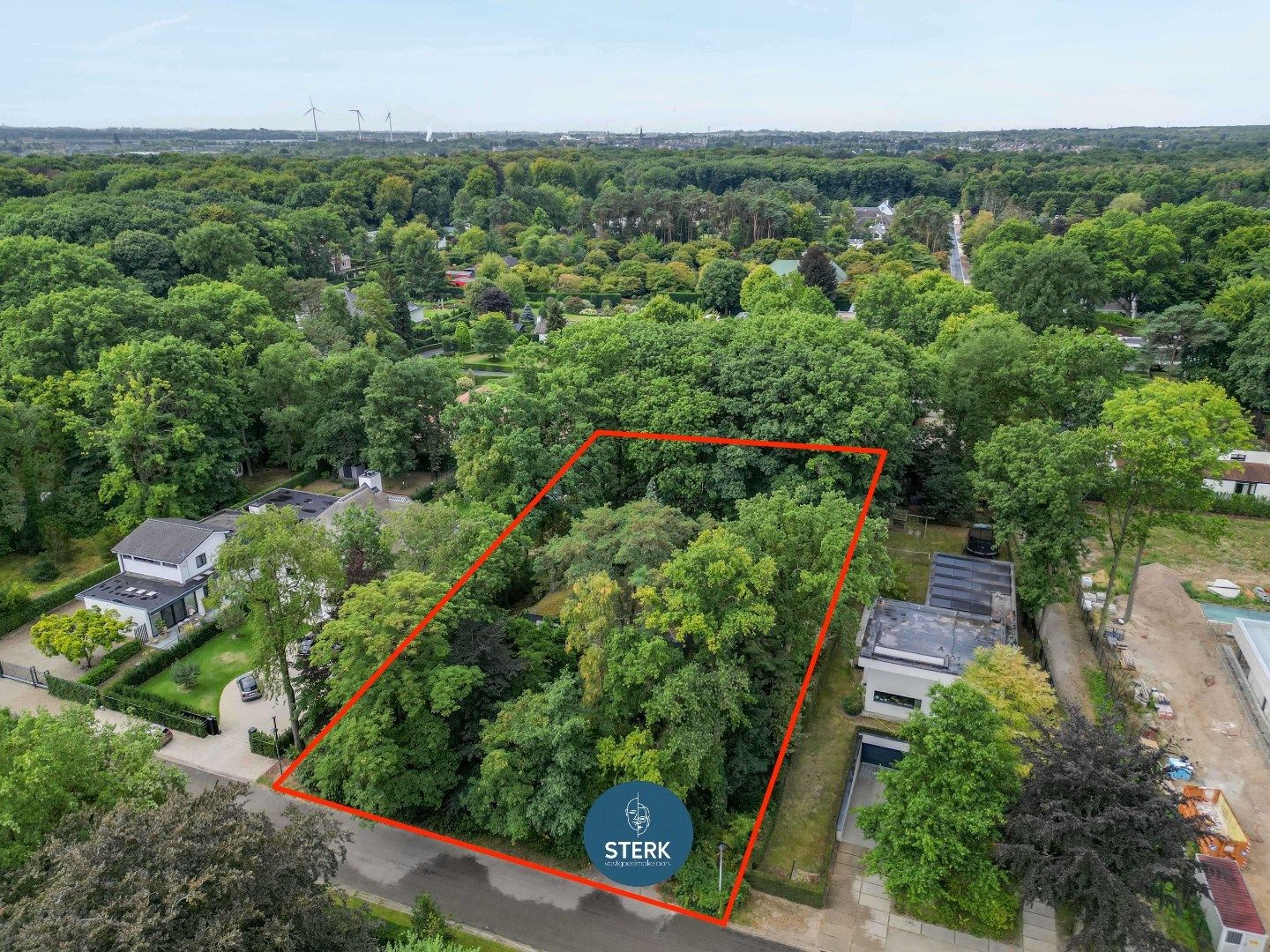 EXCLUSIEF PERCEEL MET TE RENOVEREN VILLA OP EEN GELIEFDE LOCATIE TE NEERHAREN !  foto {{pictureIndex}}