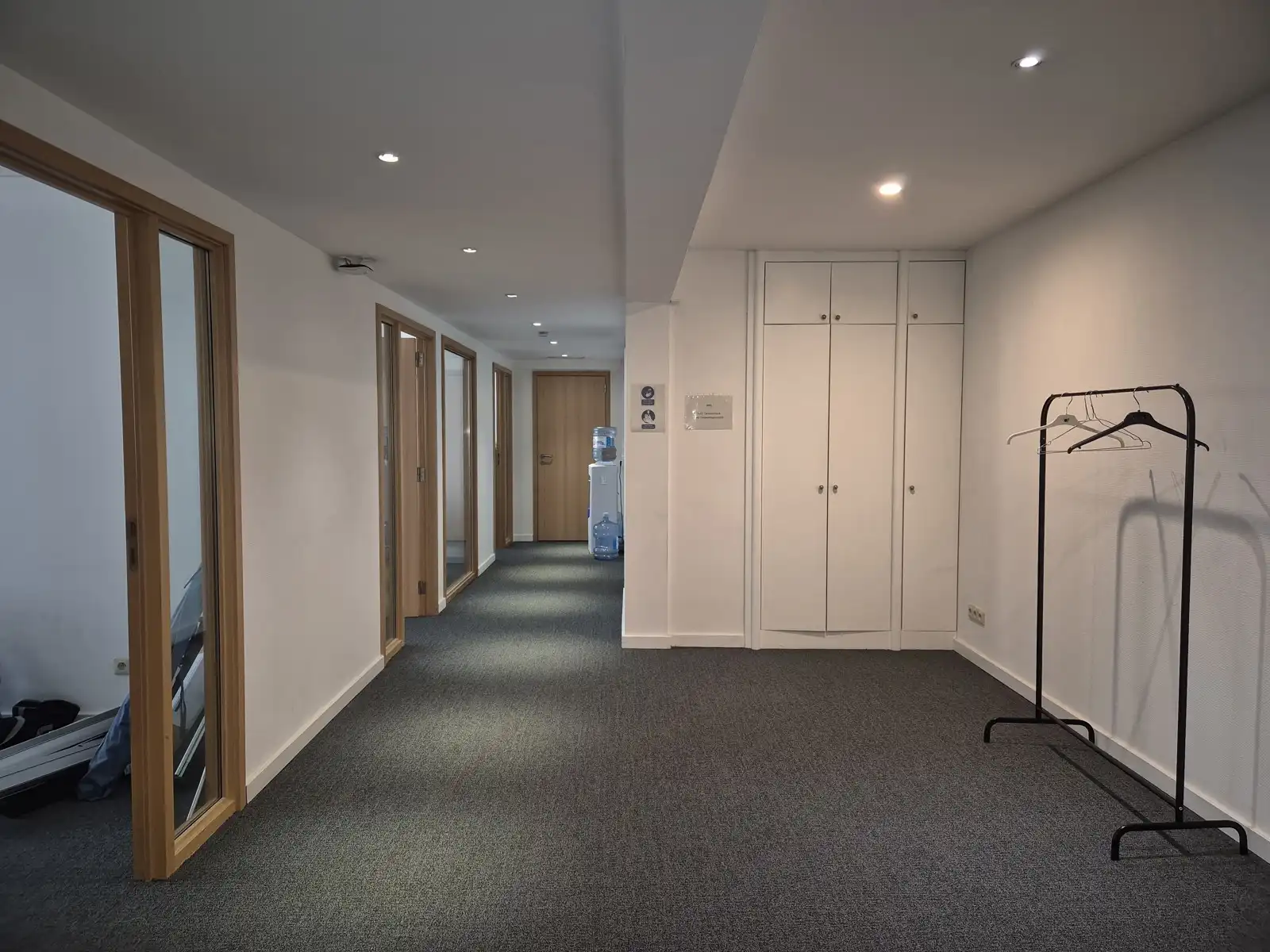 Ruime kantoorruimte met aparte bureaus in het centrum  foto 2