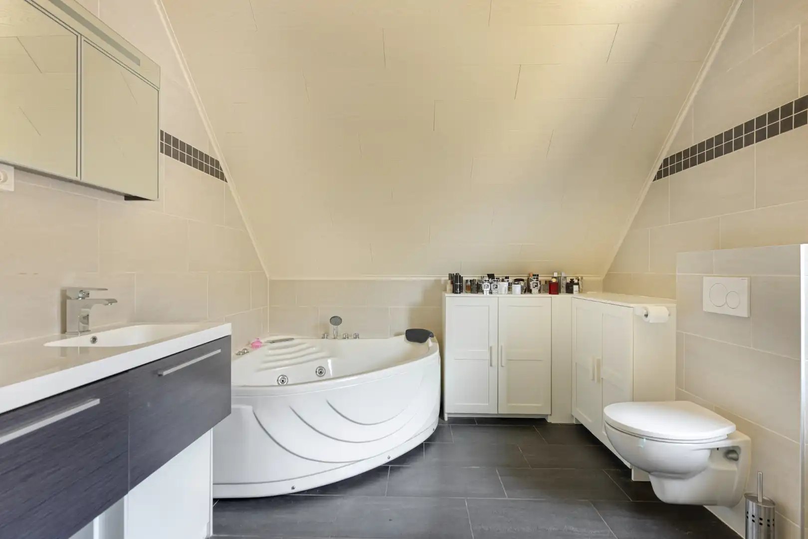 Vrijstaande woning van 2015 met 3 slaapkamers, volledige kelder en zuidgerichte tuin in Schilde. foto 13