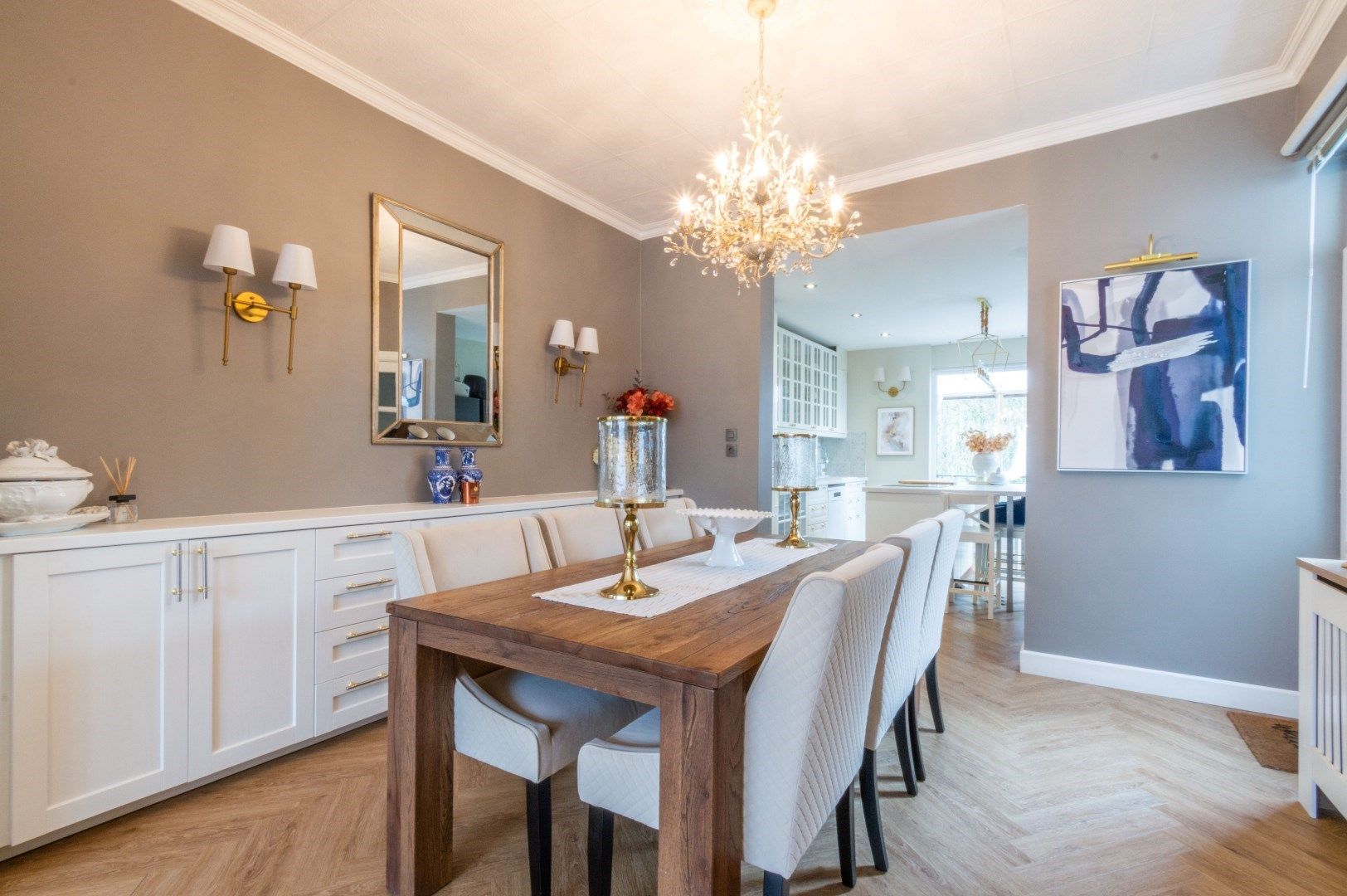 Ruime en gerenoveerde woning met 4 slaapkamers + garage! foto 3