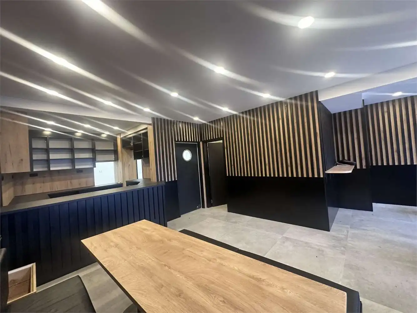 COMPLEET VERNIEUWD EN INSTAPKLAAR COMMERCIEEL GELIJKVLOERS foto 22