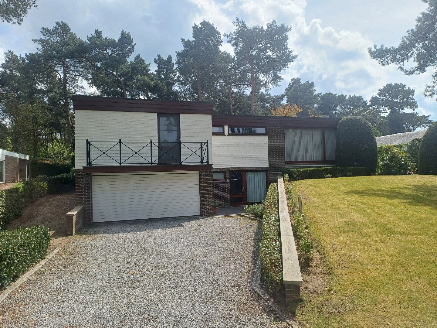 Instapklare woning op een zeer rustige locatie in het groen met 3 slaapkamers. foto {{pictureIndex}}