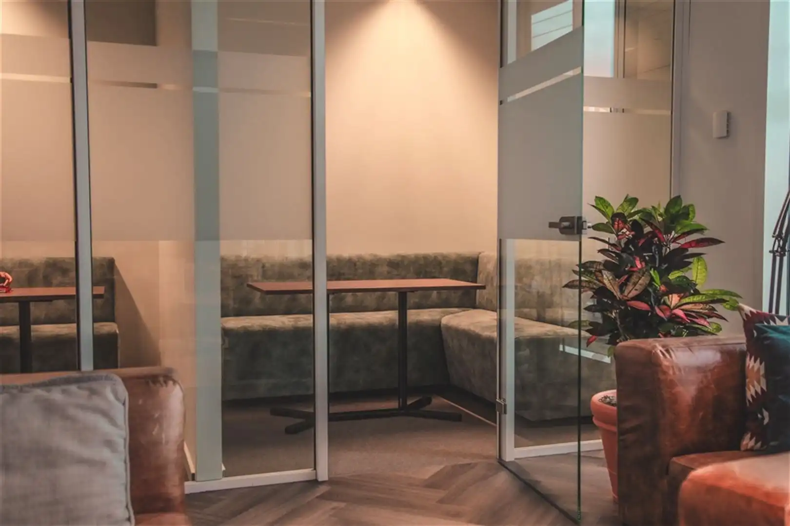 Full-service kantoren aan Dampoort station - ruimtes vanaf 17m² tem 63m² foto 9