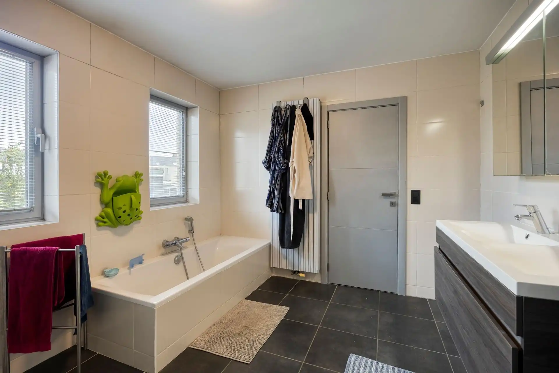 STIJLVOLLE EN INSTAPKLARE WONING MET TUIN EN CARPORT ! foto 7