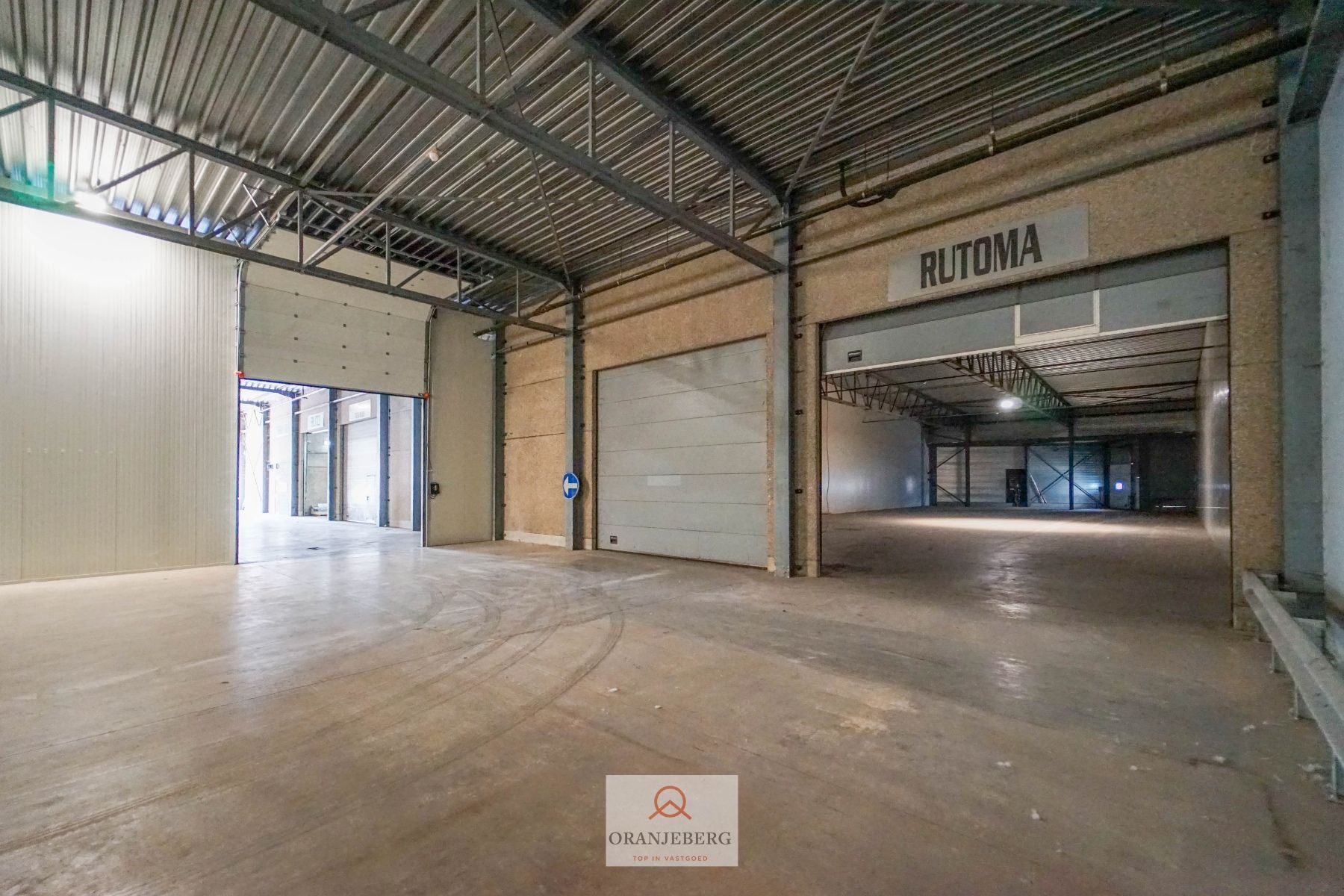 Groot magazijn (853m²) Te Huur met hoge bereikbaarheid vlakbij R4 foto {{pictureIndex}}