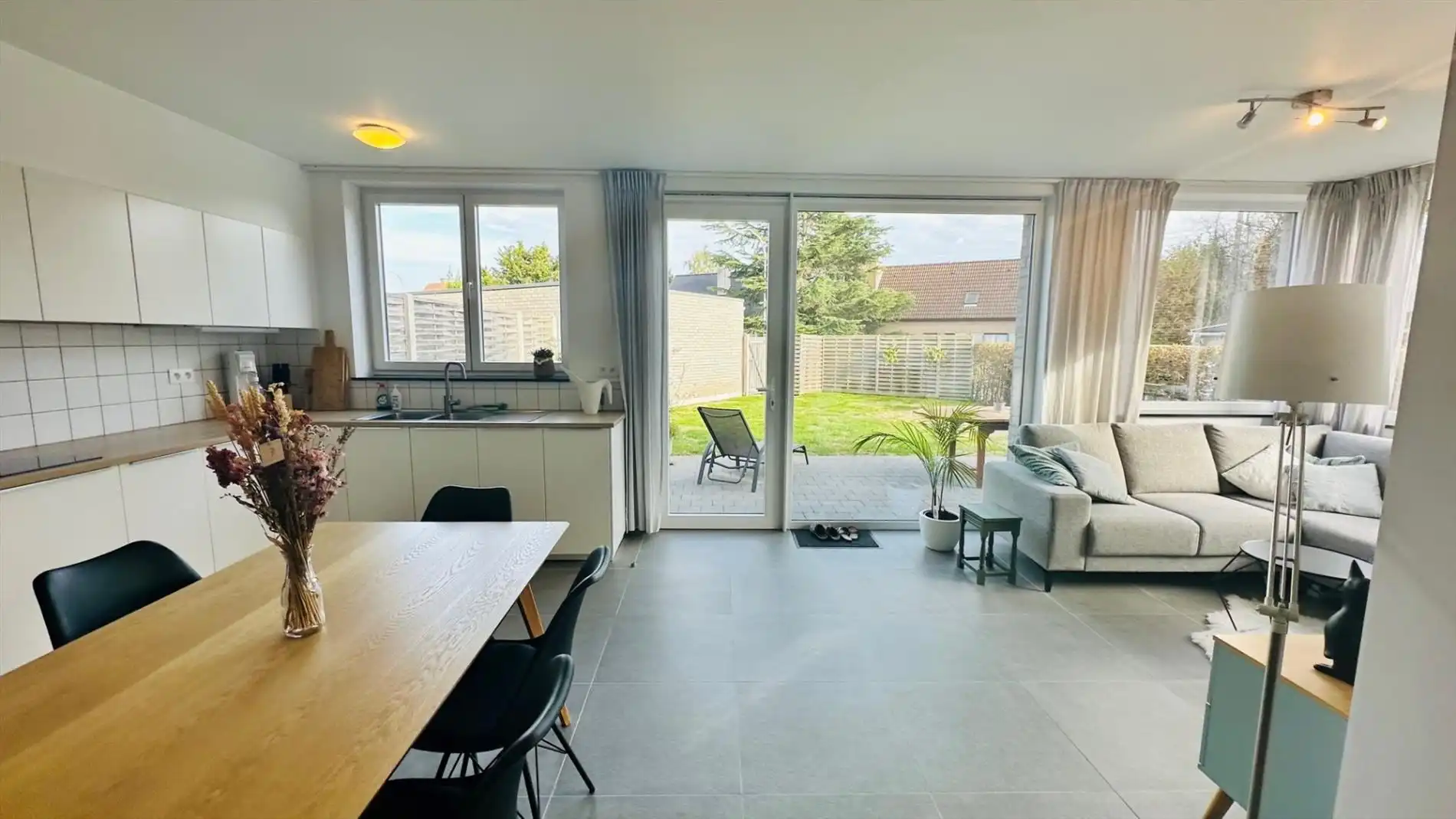 Gelijkvloers appartement met zonnepanelen - tuin - garage foto 3