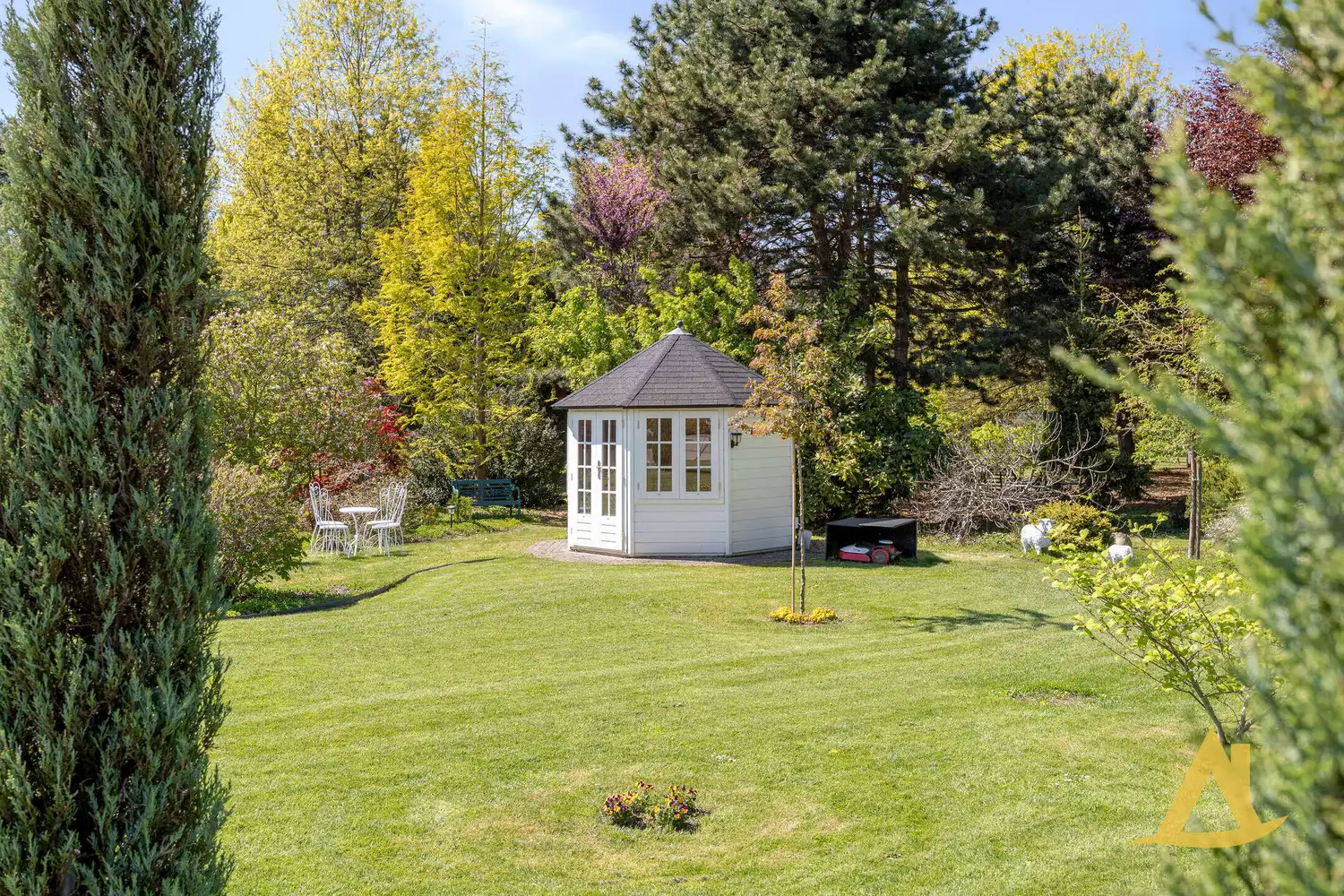 EXCLUSIEVE VILLA MET PARKTUIN EN ZWEMVIJVER OP EEN PERCEEL VAN 1HA 5A 16CA! foto 29