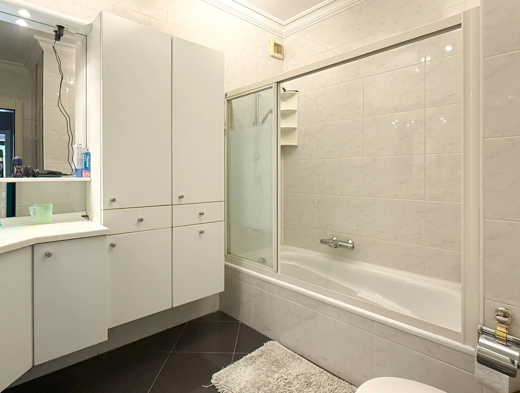 Appartement met twee slaapkamers, twee terrassen en garage in het hartje van Beveren foto 7