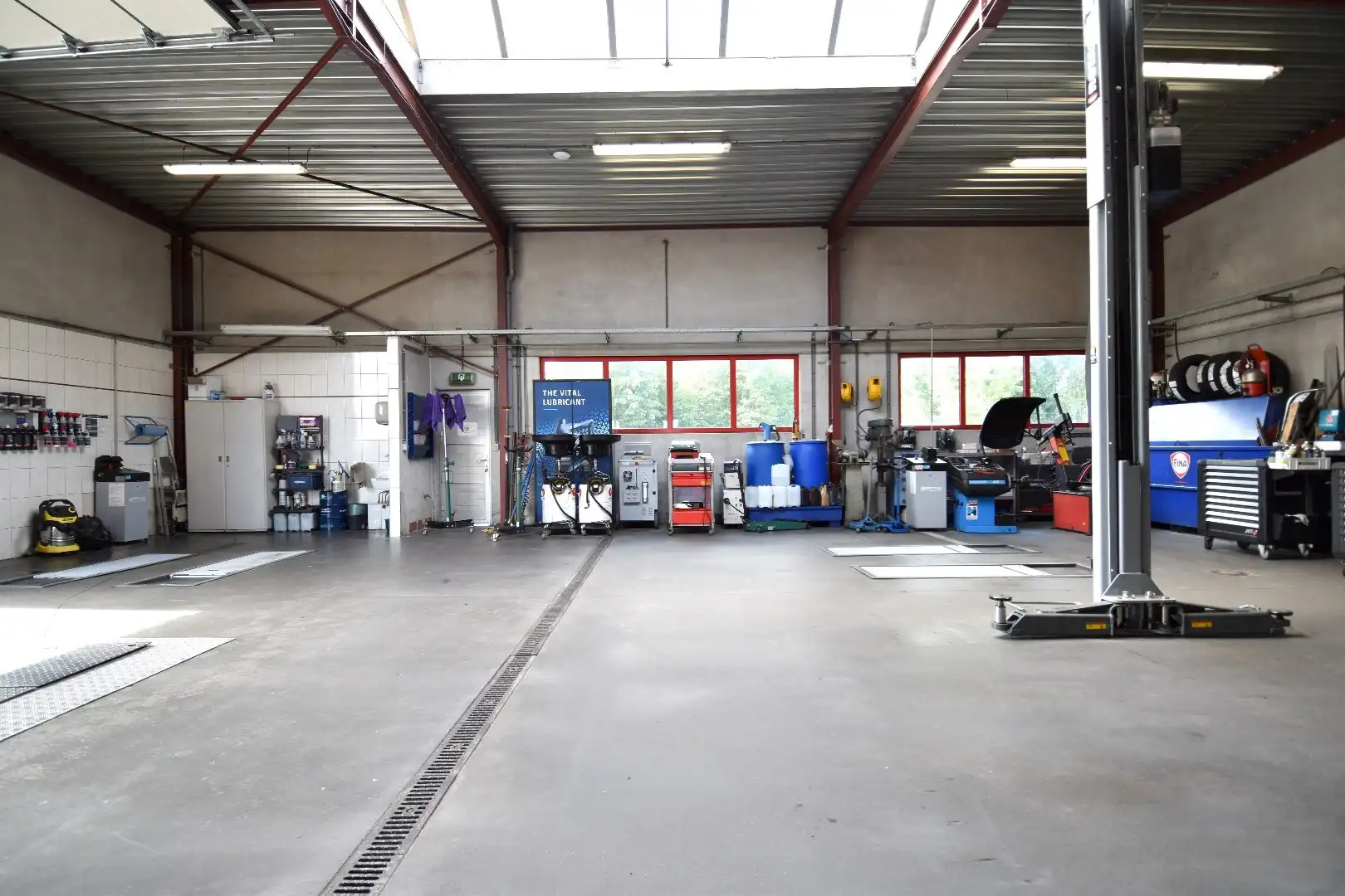 Commercieel pand met showroom, atelier, parking én bovenliggend appartement te koop in Bellegem foto 12