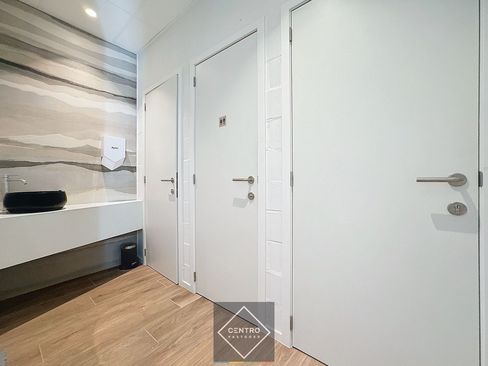 Splinternieuwe (° 2023) PLUG & PLAY kantoorruimte (38m²) met alle randaccommodatie te Oostende (naast de afrit "Zandvoorde". foto 8