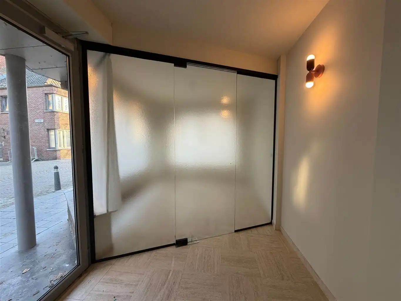 Instapklare kantoorruimte of praktijkruimte. Reeds voorzien van burelen en verlichtingsarmaturen vlakbij de Markt en de Hepperpoort. foto 8