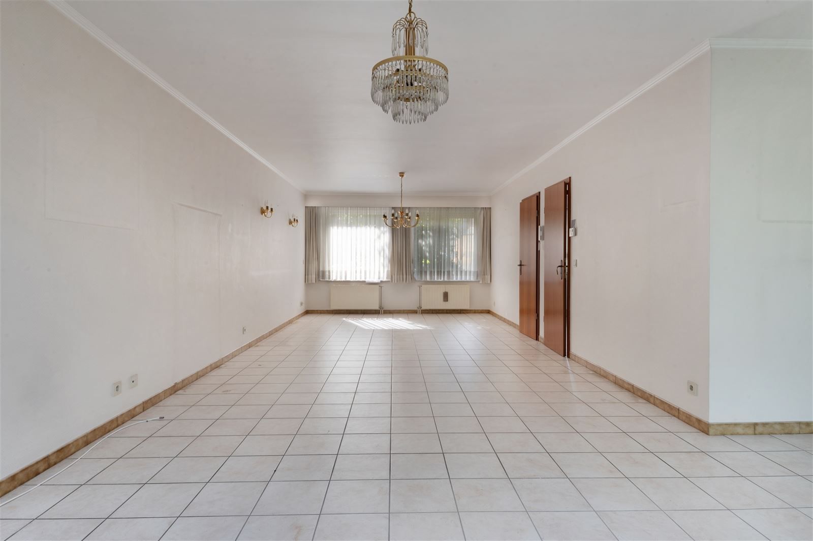 Lichtrijke woning met tuin en garage foto 2