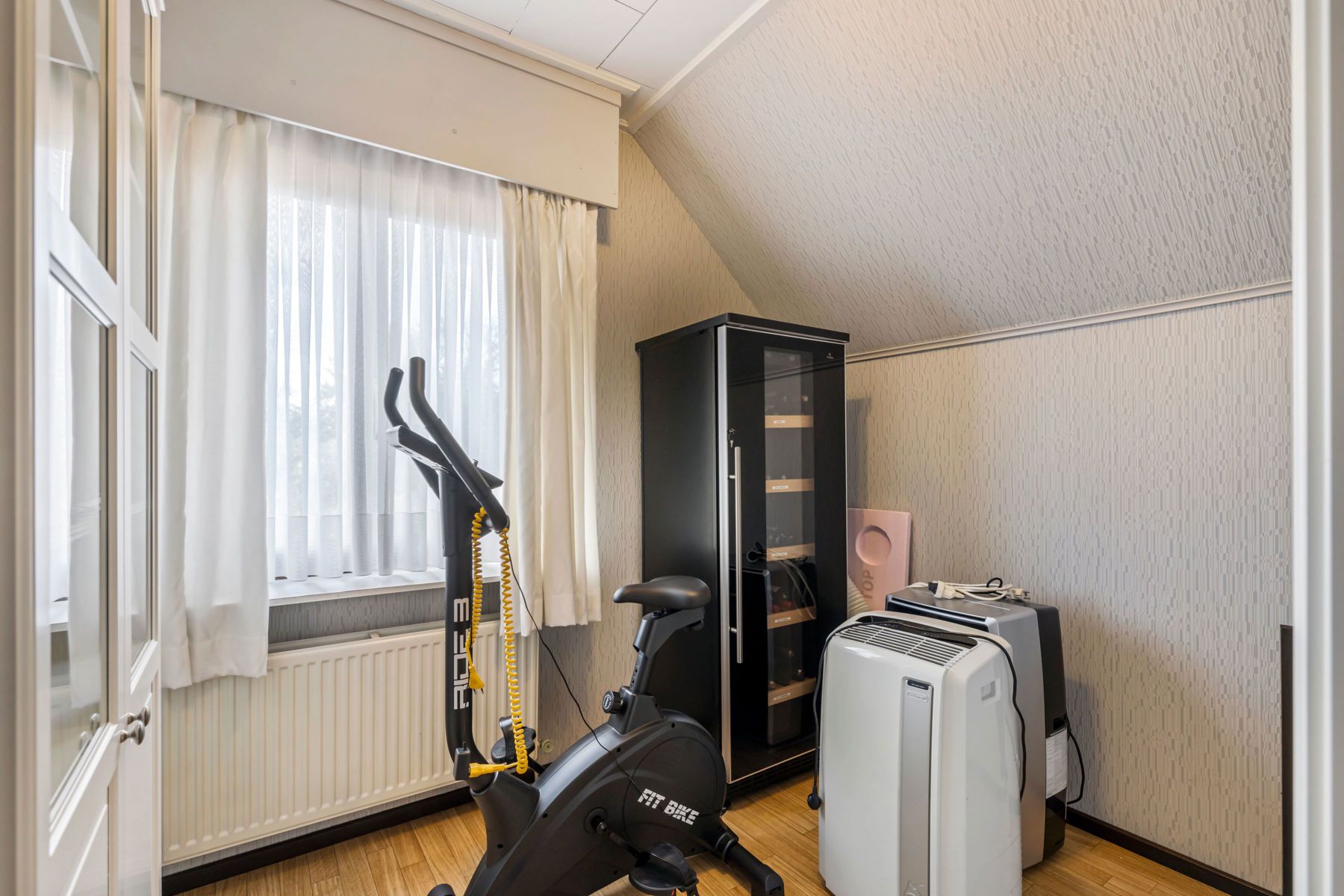 ONDER OPTIE Ruime villa in zeer goede staat met grote garage foto 22