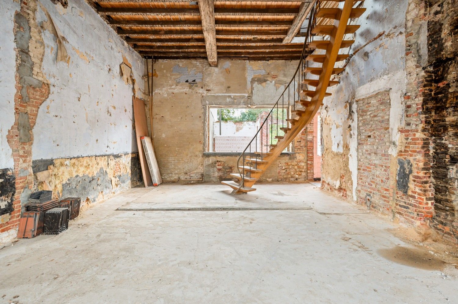 Totaal te renoveren woning met veel potentieel op ruim perceel (423m²) te koop in Emblem foto 8