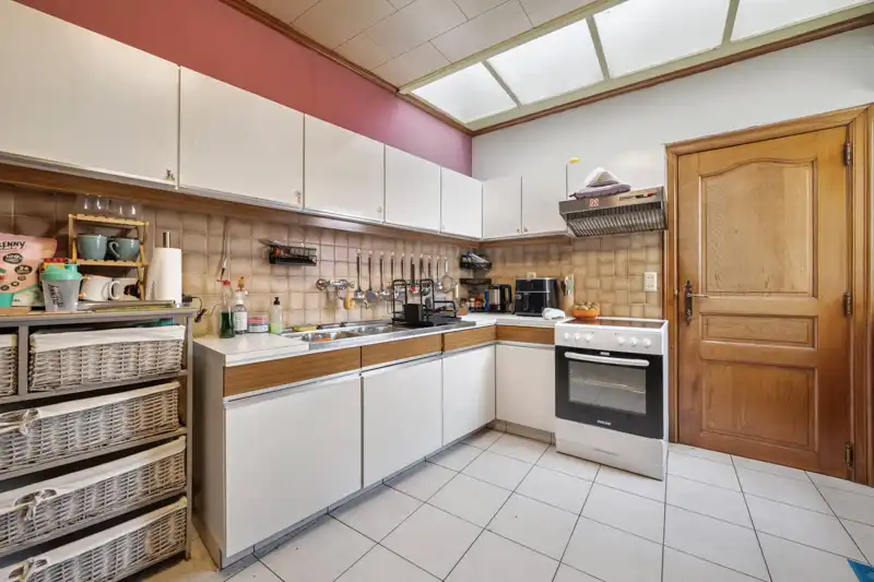 Hooglede-centrum. Stevig gebouwde woning met 3 slaapkamers op een perceel van 269 m2. Vaste huuropbrengst. foto 5