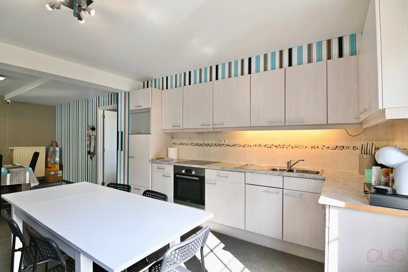 Rustig gelegen gezinswoning met vier slaapkamers en dubbele garage foto 9