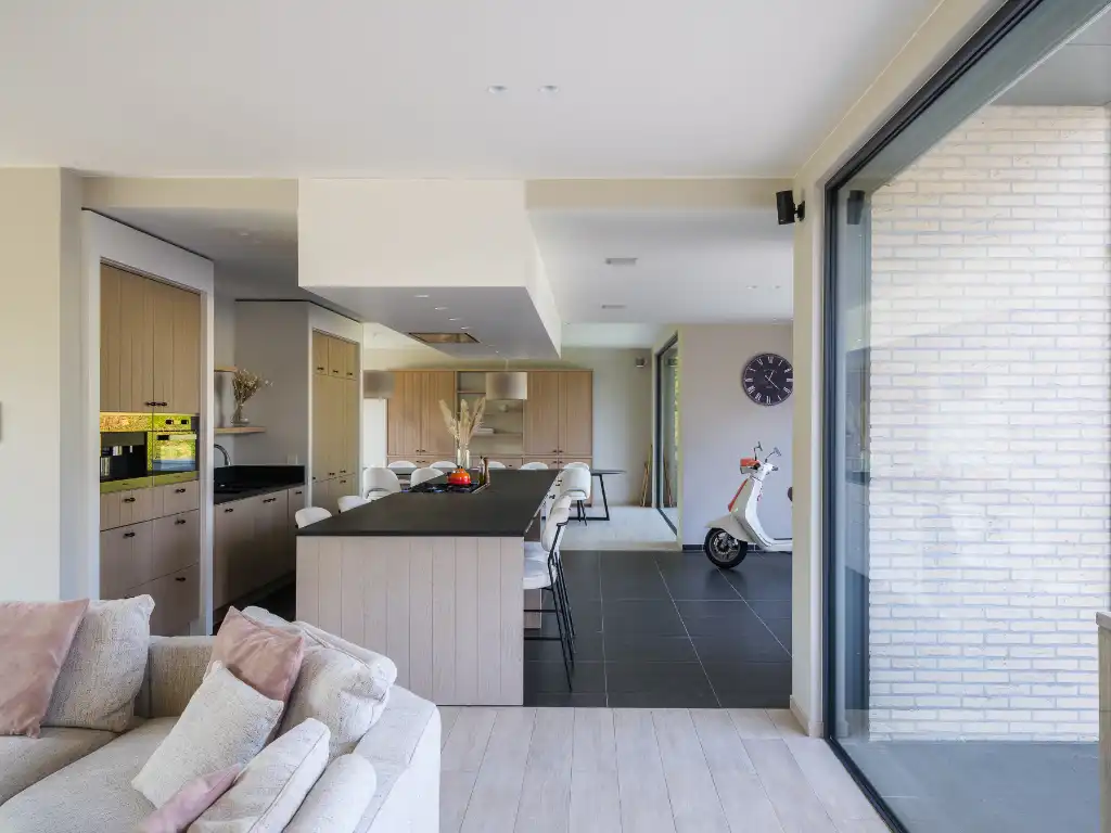 Imposante villa (BJ 2015) met onder meer een buitenzwembad en een sfeervol ingericht bijgebouw met sauna foto 8