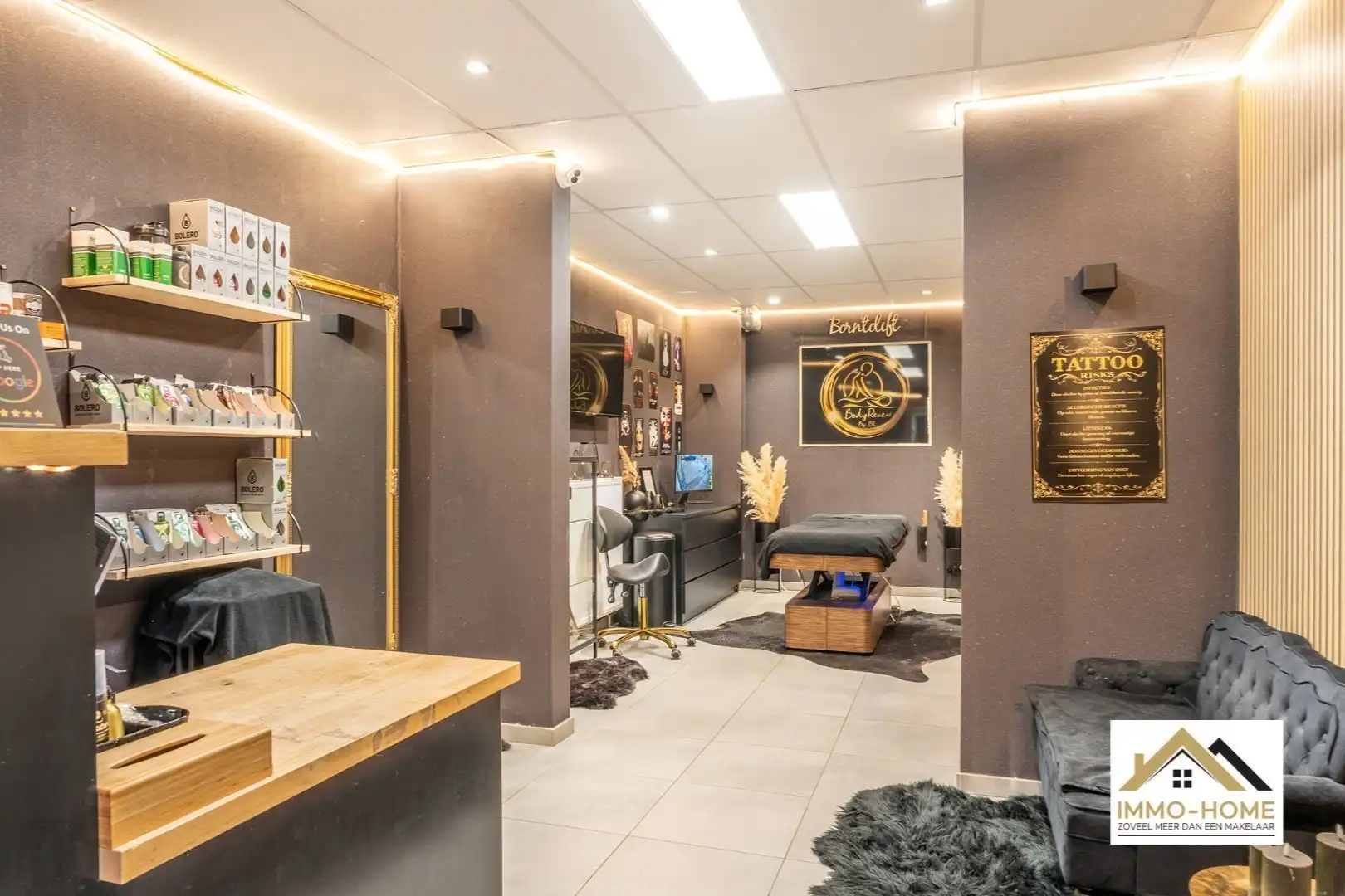 Ruime vrijstaande woning met ruime winkelruimte voor tal van mogelijkheden!  foto {{pictureIndex}}