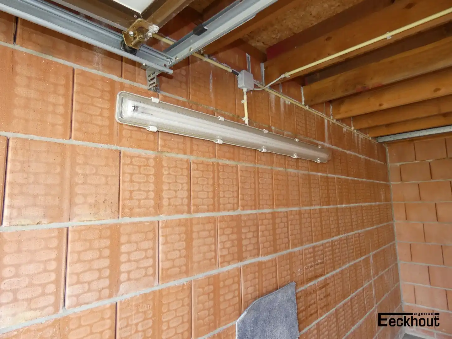 Garagebox met automatische poort dicht bij strand en duinen foto 7