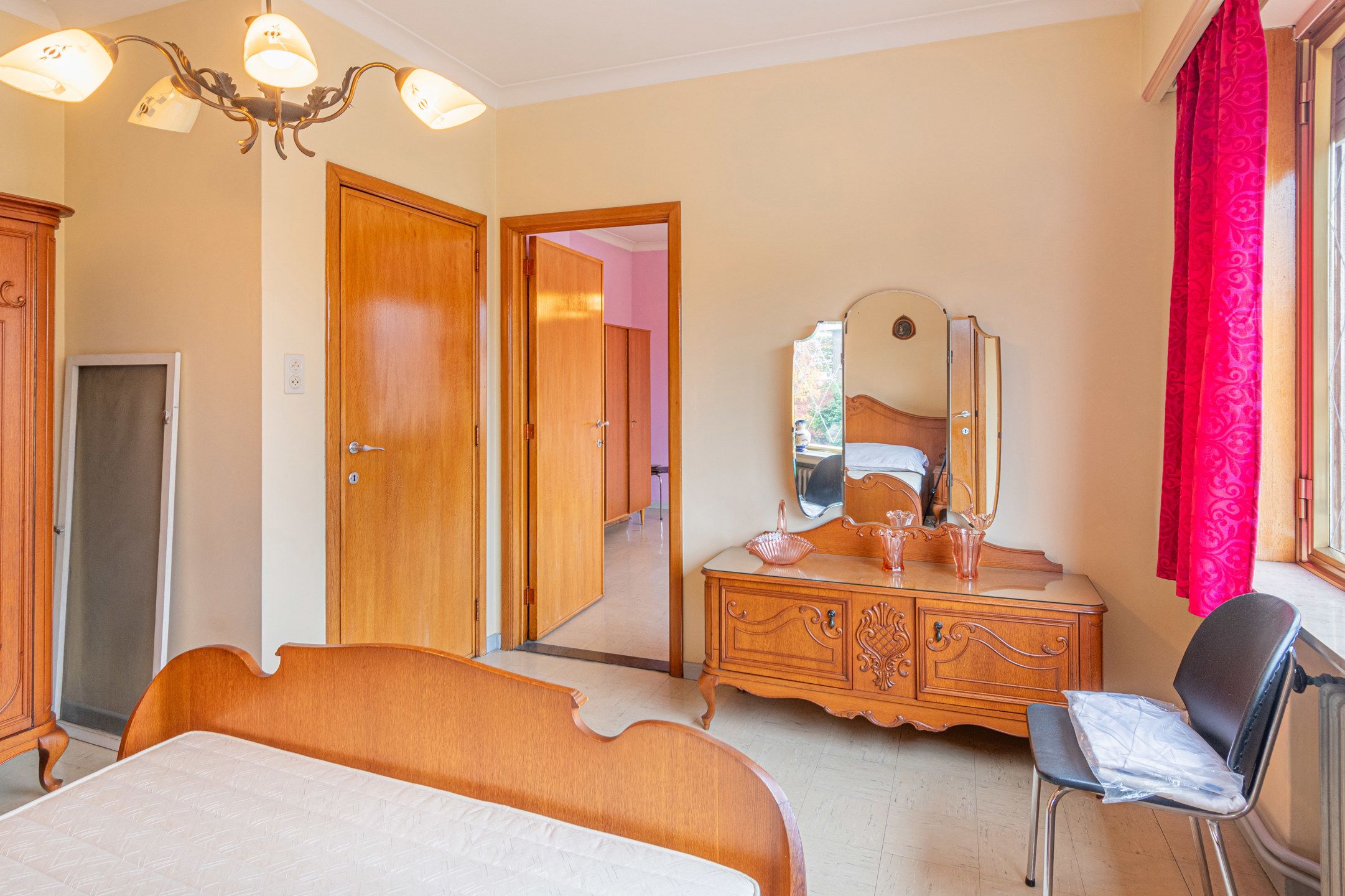 Ruime op te frissen woning met garage en tuin  foto 10