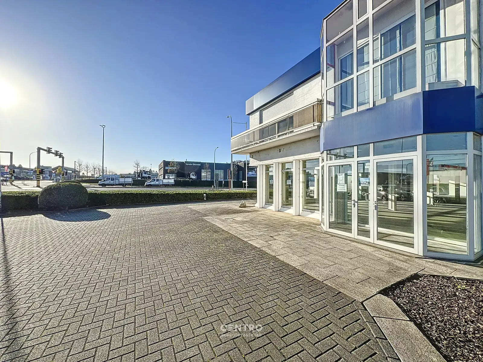Schitterend gelegen KANTOOR/WINKELRUIMTE (AAA-locatie met TOP visibiliteit !) te Roeselare. foto 16