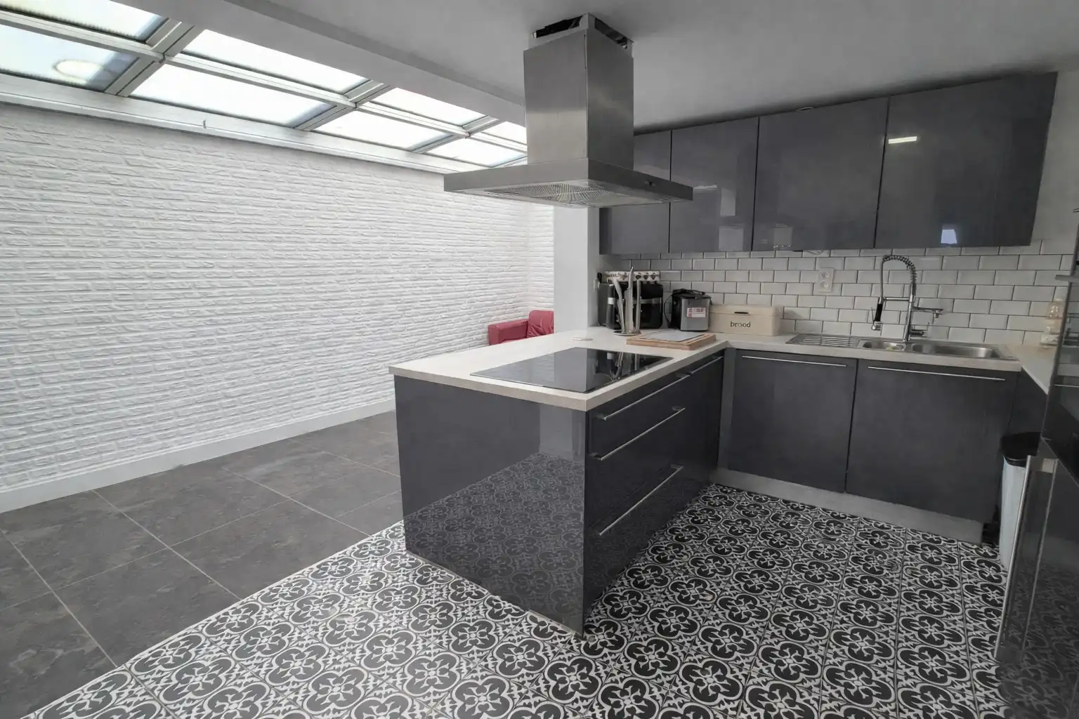 Prachtig gerenoveerde halfopen woning met 4 slaapkamers en garage nabij de Spuikom! foto 2