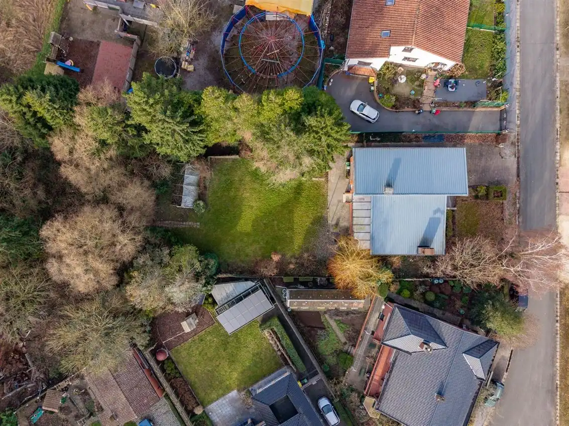 Te renoveren splitlevel woning in doodlopende straat foto 2