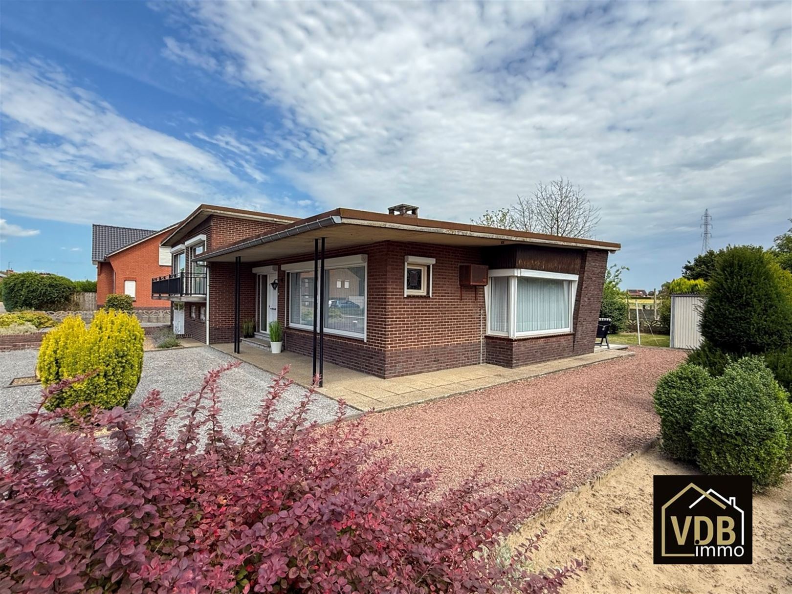 WONING MET 3 SLAAPKAMERS - GARAGE EN LEUKE TUIN foto 2