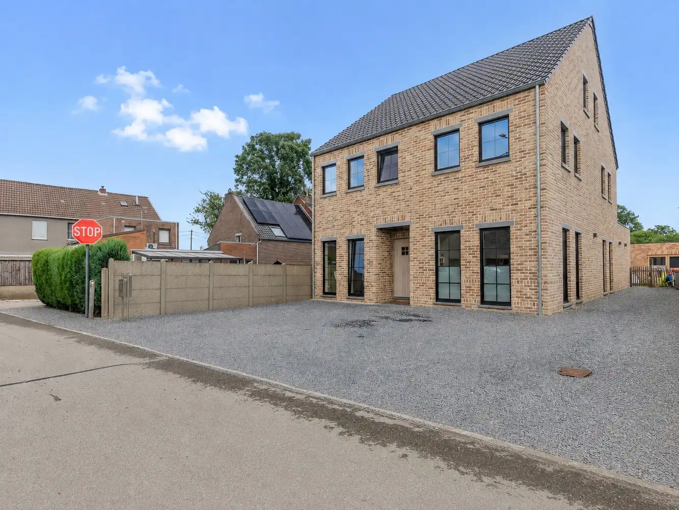 Ruime woning  op een perceel van 7a62ca met 5 slaapkamers en 2 badkamers in Stokkem foto 2