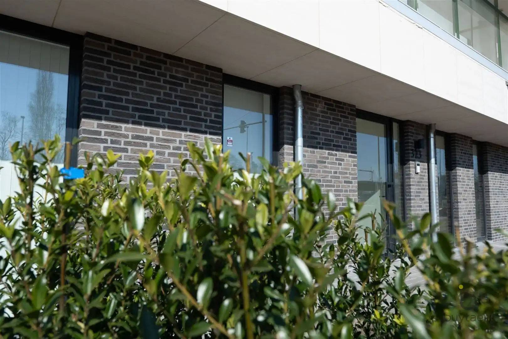 Nieuwbouw gelijkvloers appartement met twee slaapkamers, een tuin en een garage. foto 7