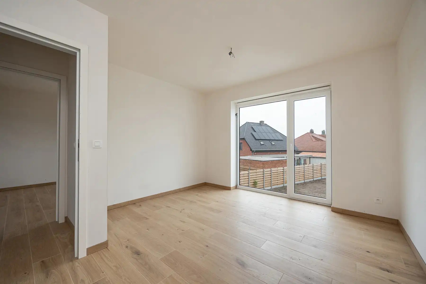 Halfopen woning met 3 slaapkamers en inpandige garage op perceel van ca 505 m² foto 10