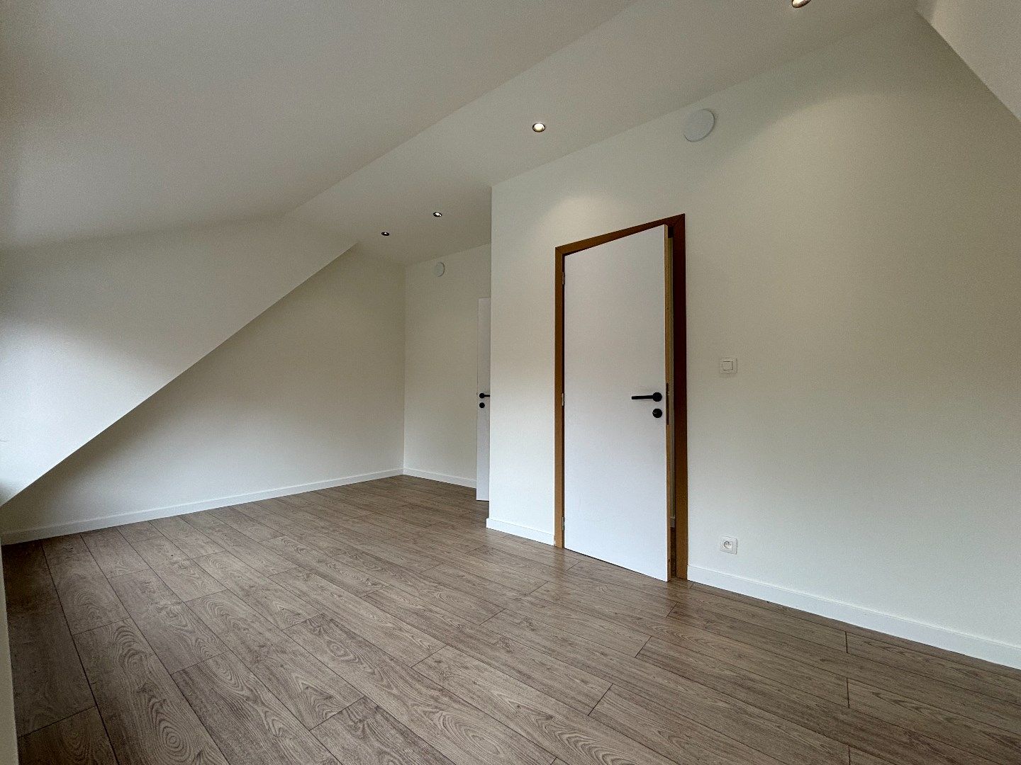 ENERGIEZUINIGE WONING MET 2 SLPKS, TUIN EN GARAGE foto 24