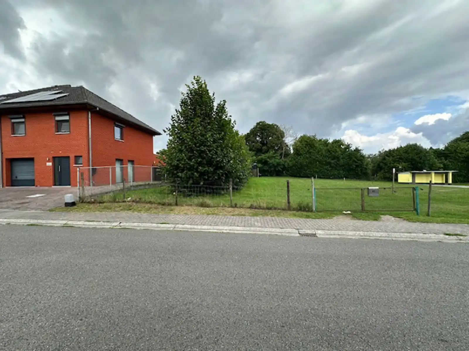 TE KOOP - bouwgrond van 3a89ca voor een halfopen bebouwing foto 3