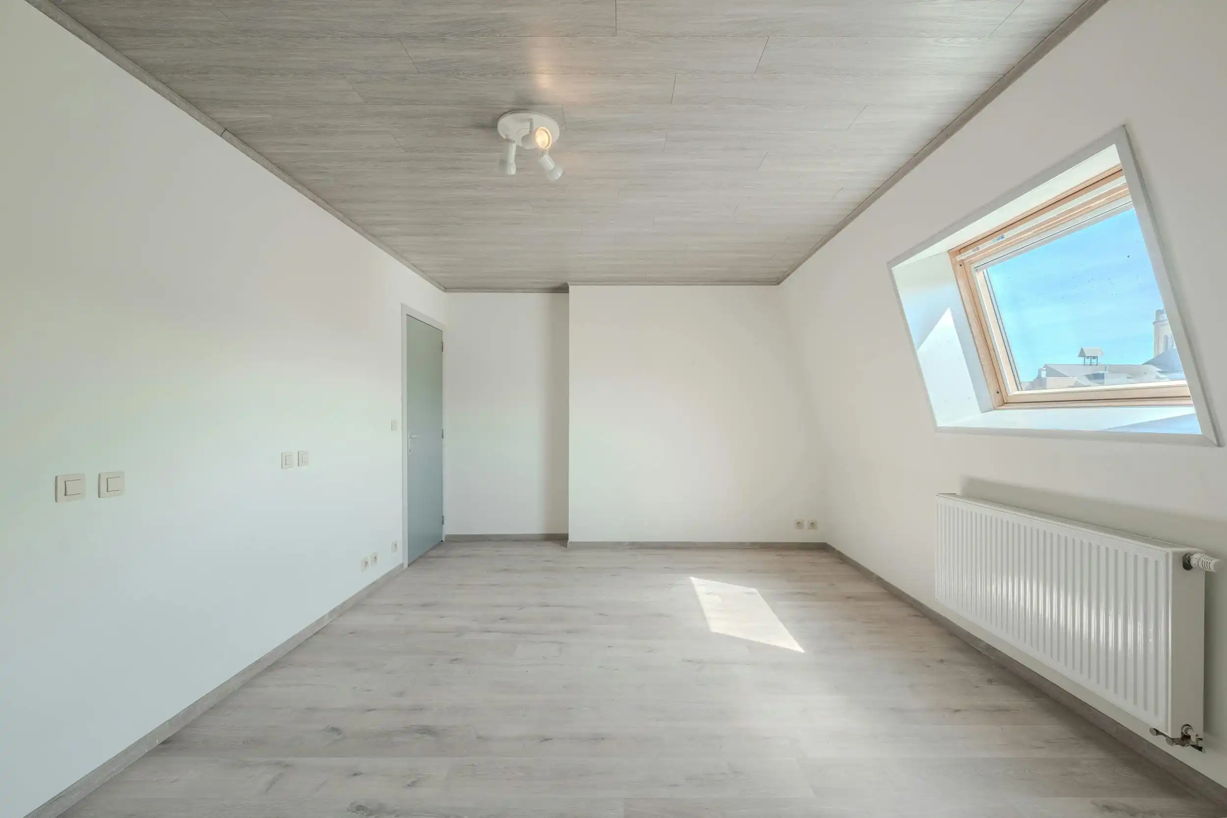 Totaal gerenoveerd huis te koop in hartje Ieper foto 24