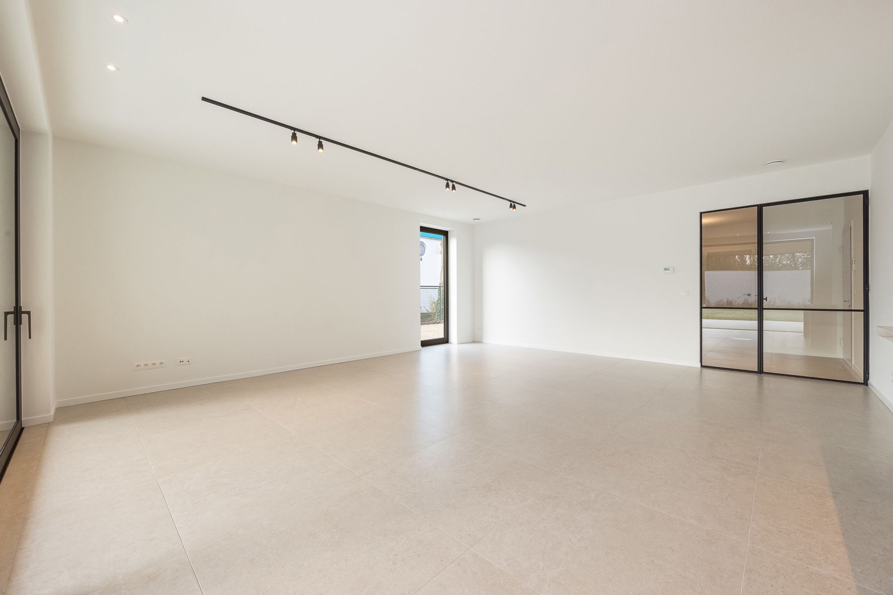 Prestigieus nieuwbouwappartement met ruime tuin en terras. foto 7