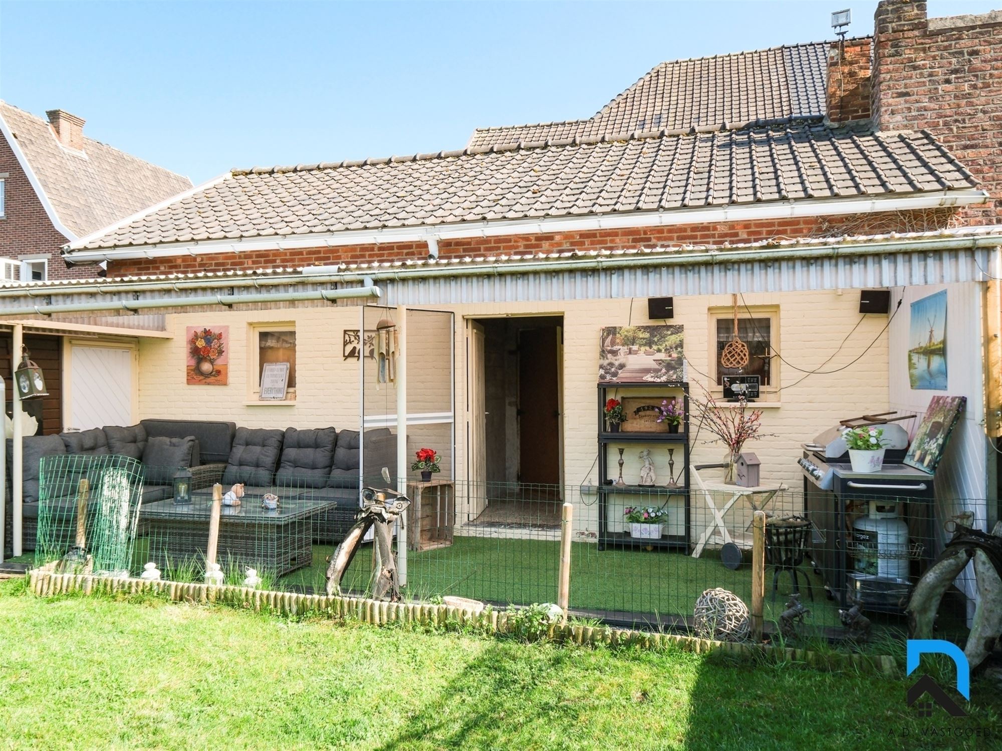 Ruime woning met grote tuin en dubbele garage foto 29