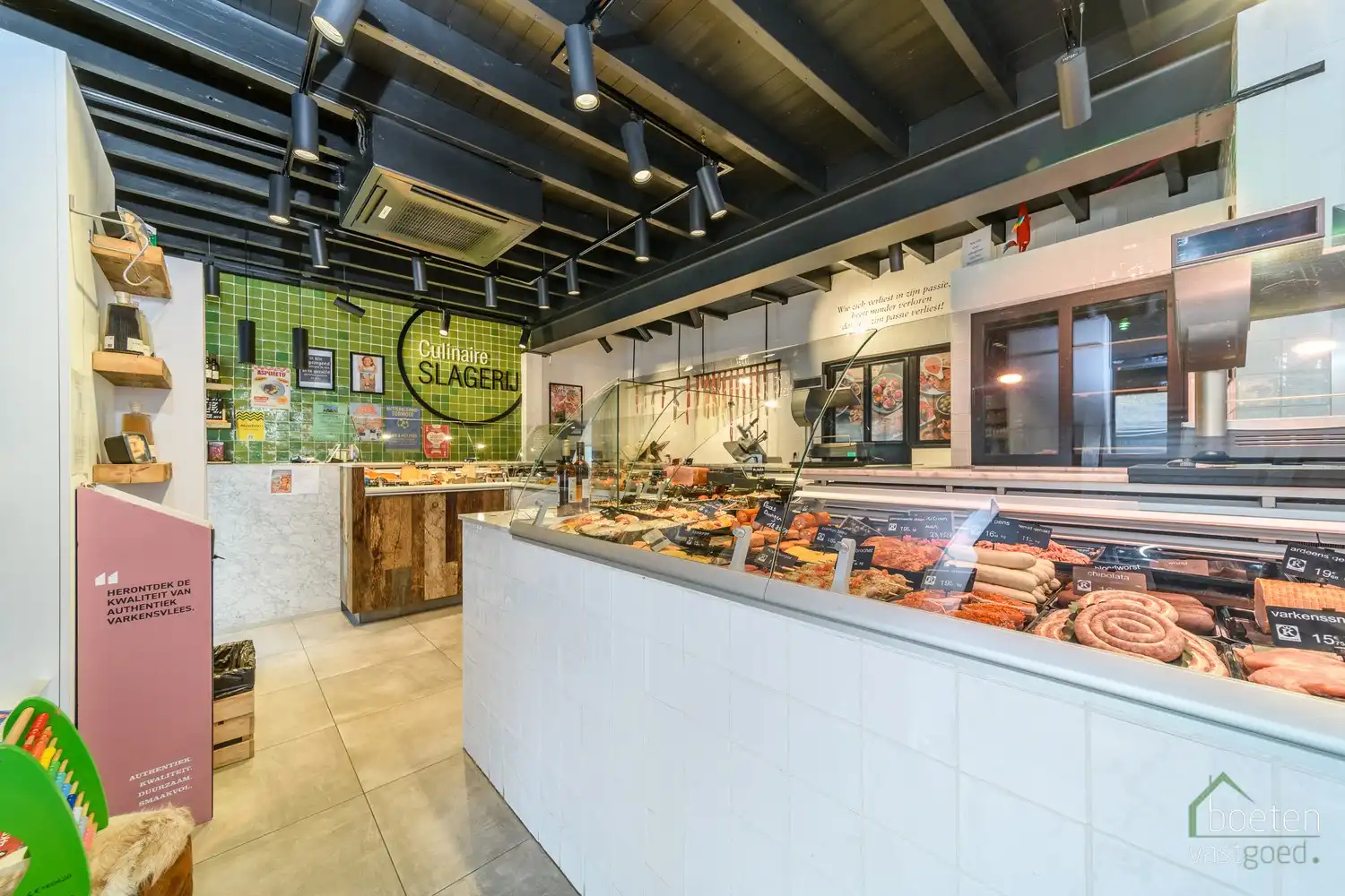 ALVERINGEM: handelsgelijkvloers, momenteel ingericht als beenhouwerij, met tuintje en car-ports in het hart van Alveringem foto 3