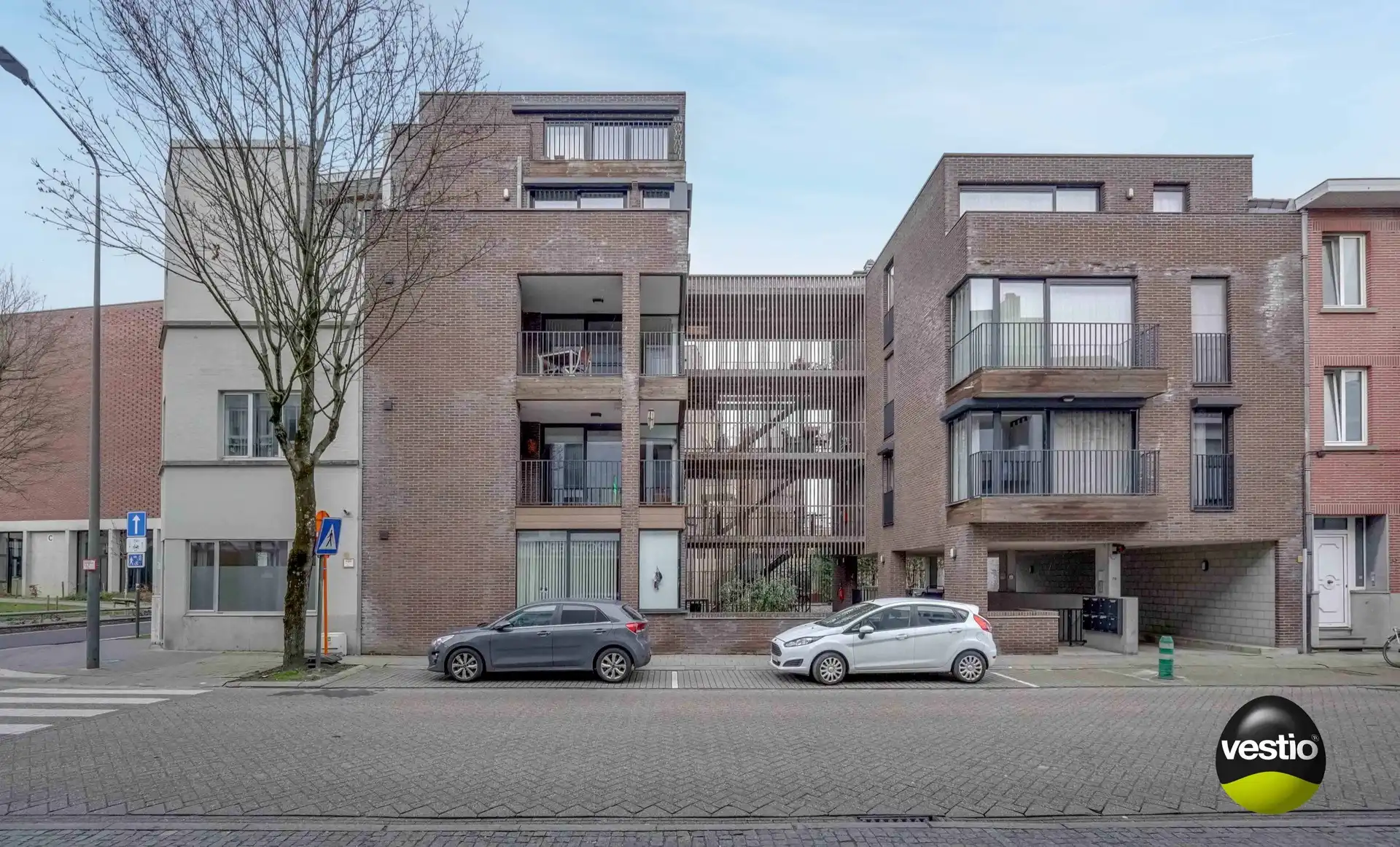 RUIM, MODERN APPARTEMENT 120 M² MET 3 SLAAPKAMERS foto 2