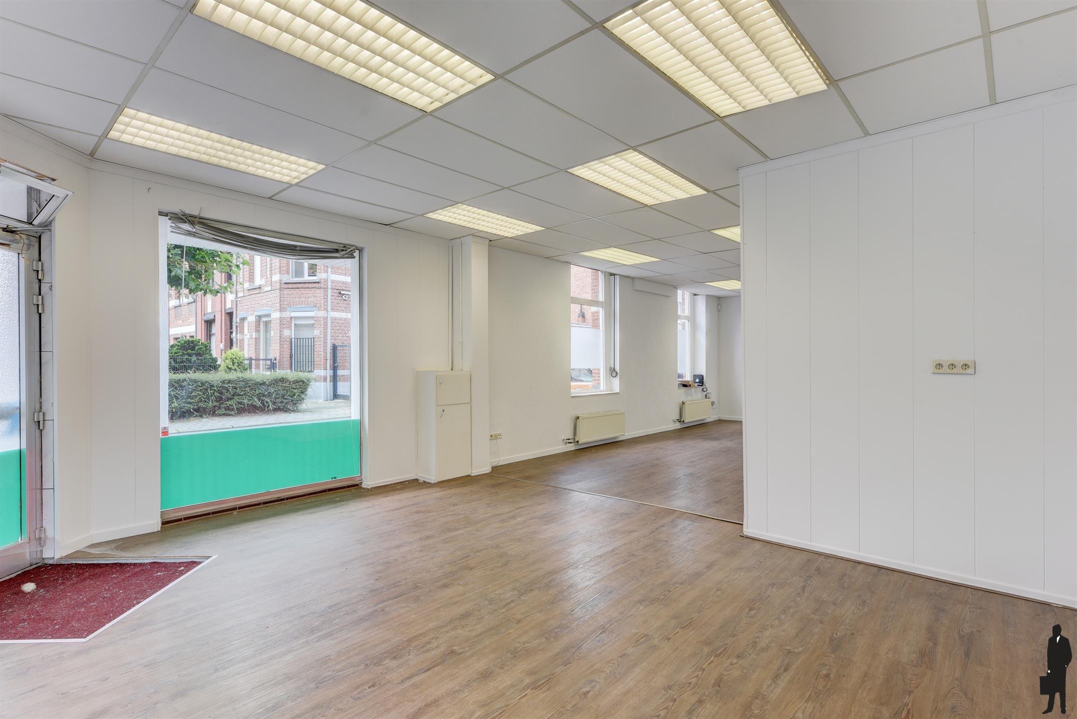 Handelszaak met bovenliggend appartement in Turnhout foto 3