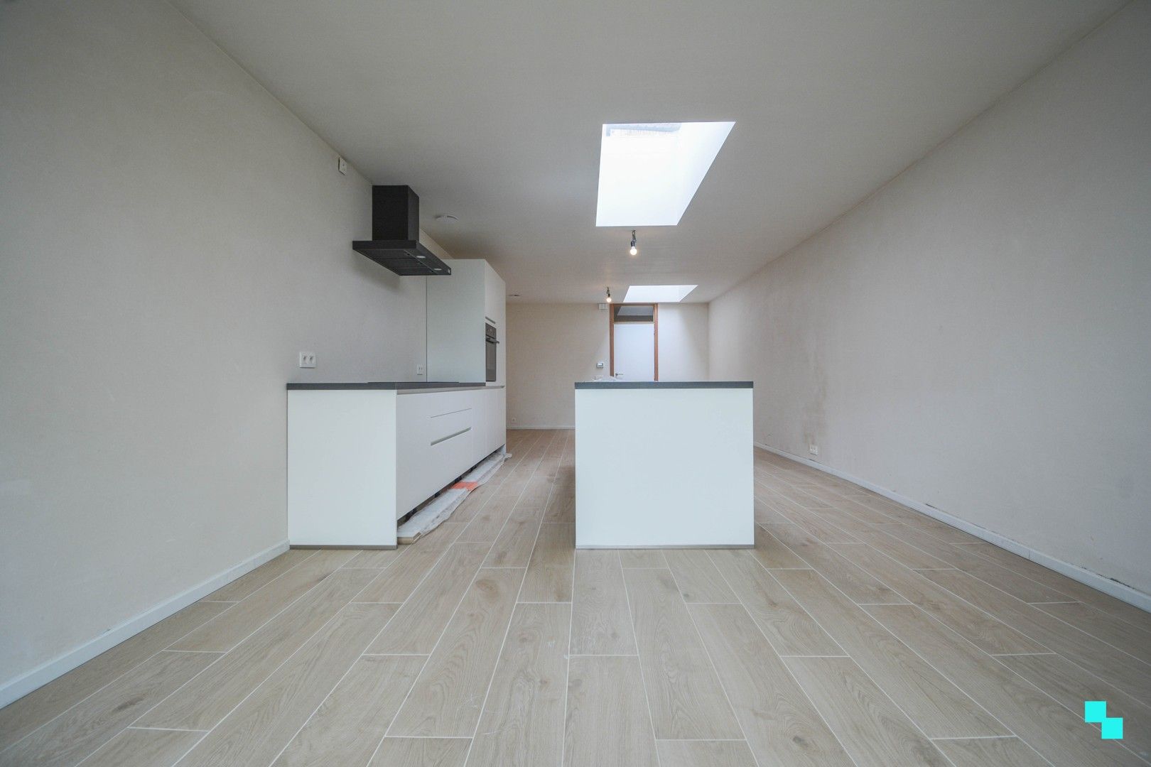 Totaal gerenoveerde woning met garage te centrum Roeselare foto 9